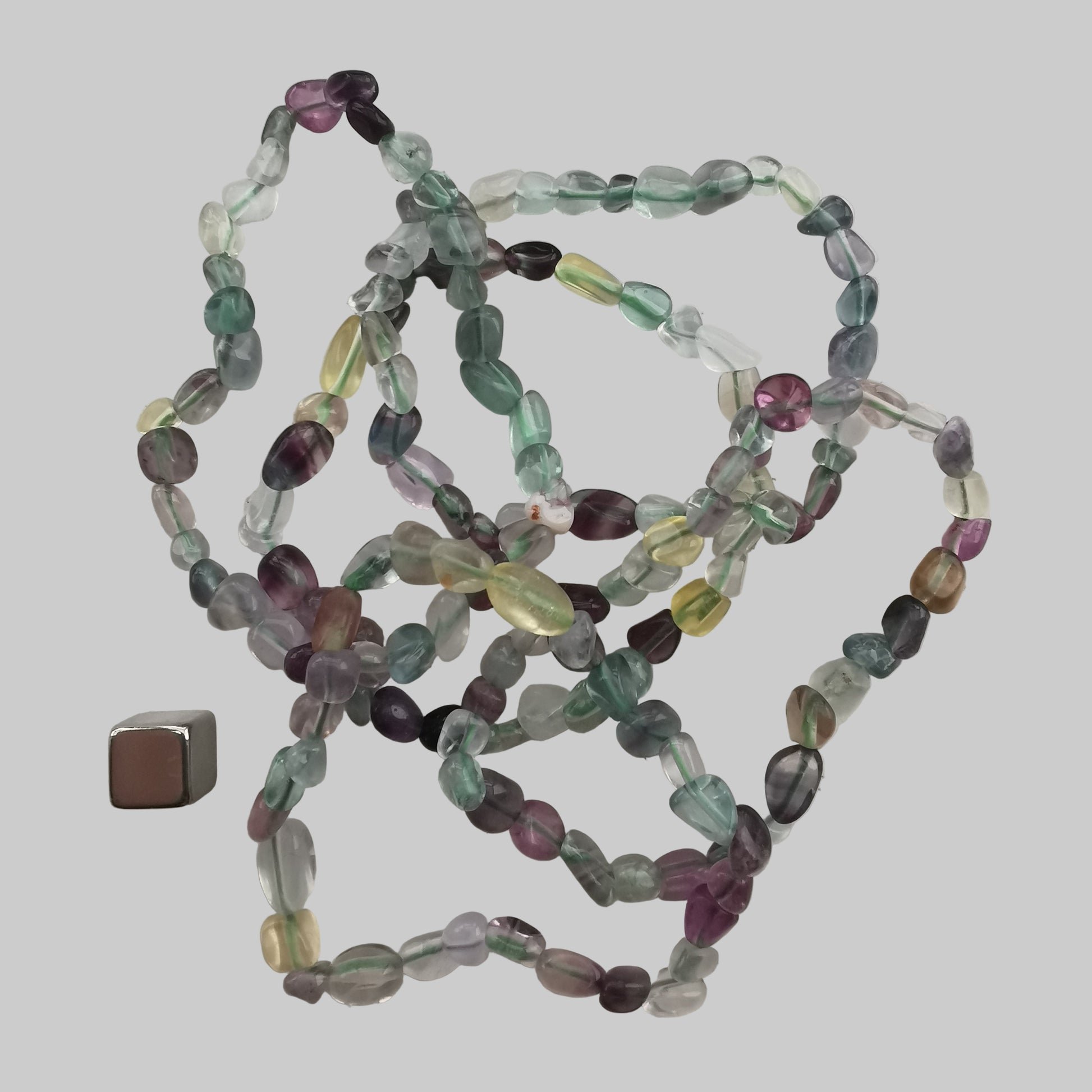 Fluorit Regnbue krystalarmbånd der støtter følelsesmæssig balance og mental klarhed.