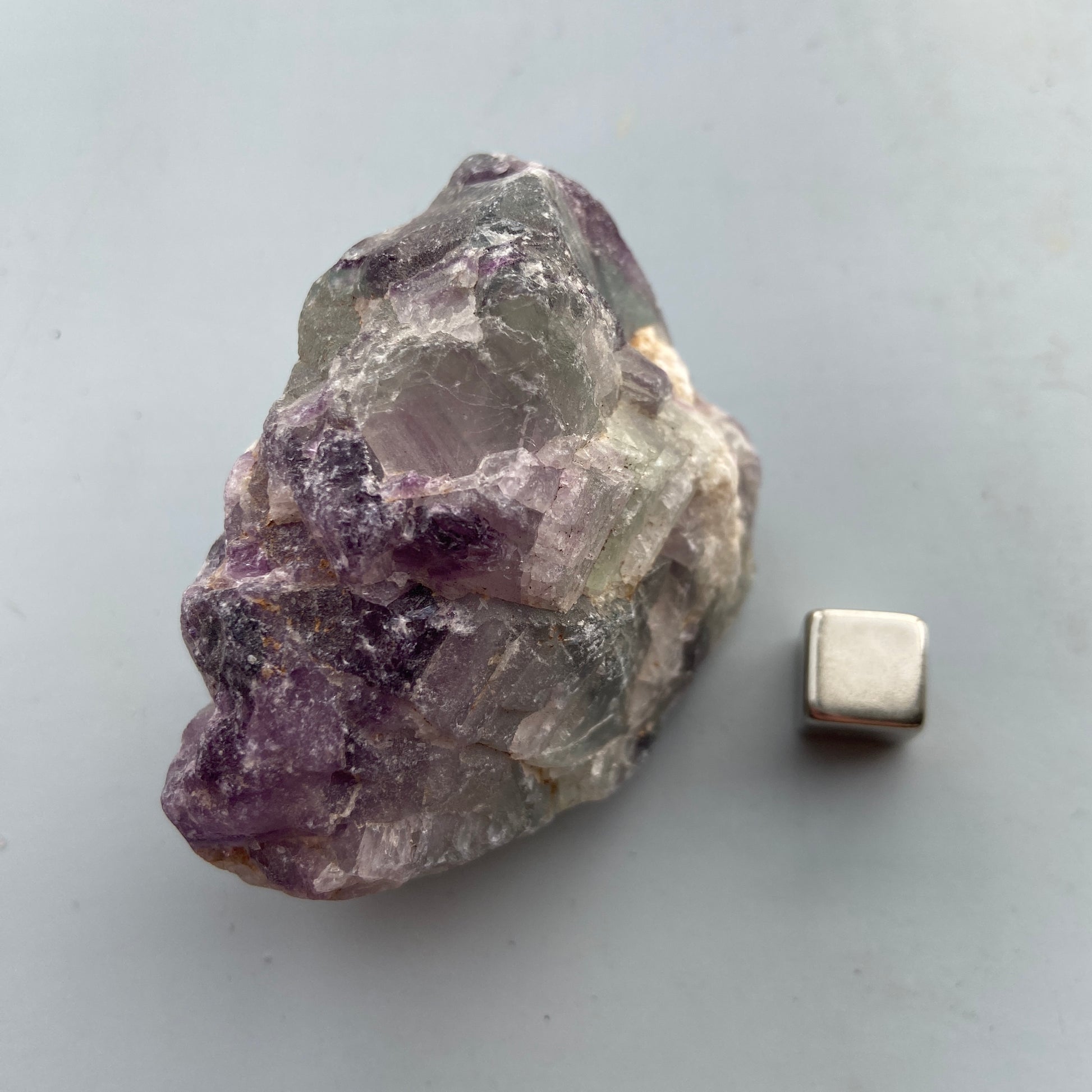 Fluorit Regnbue krystal med grøn og lilla nuancer – styrker intuition og balance