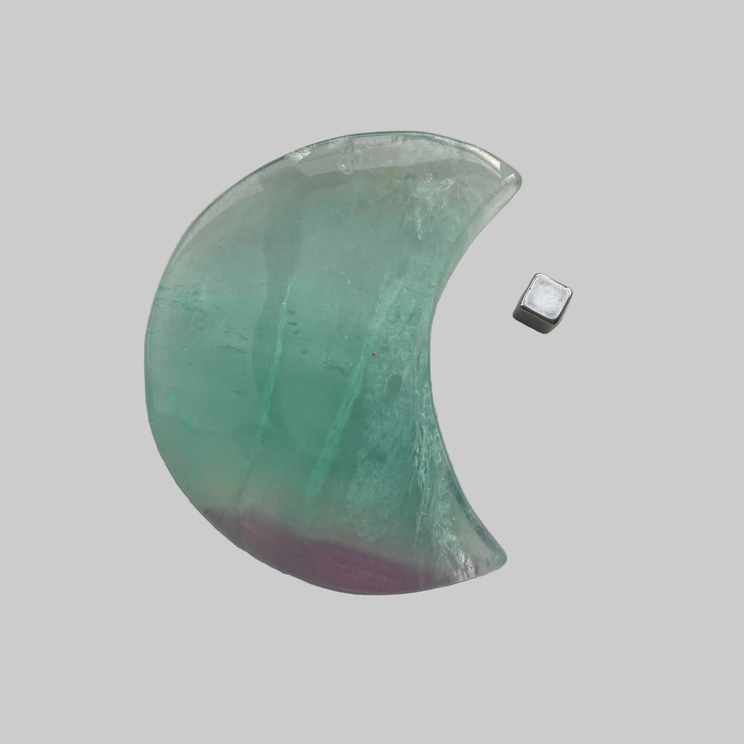 Regnbue fluorit måne som arbejder med hjerte- og tredje øje-chakra.