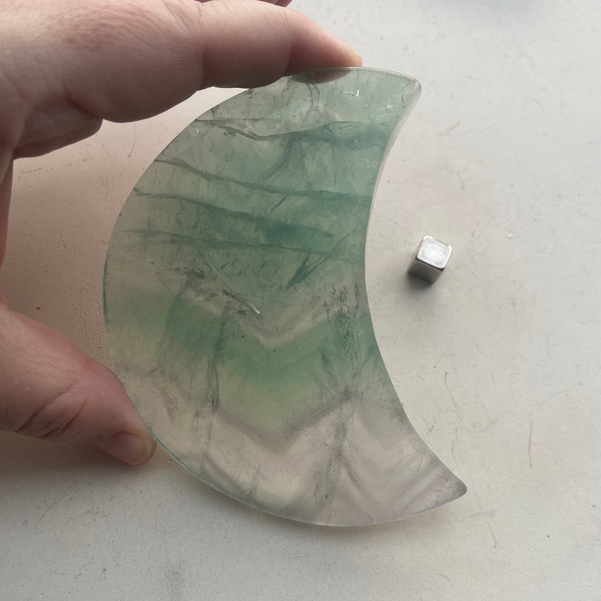 Regnbue fluorit måne som absorberer negativ energi.