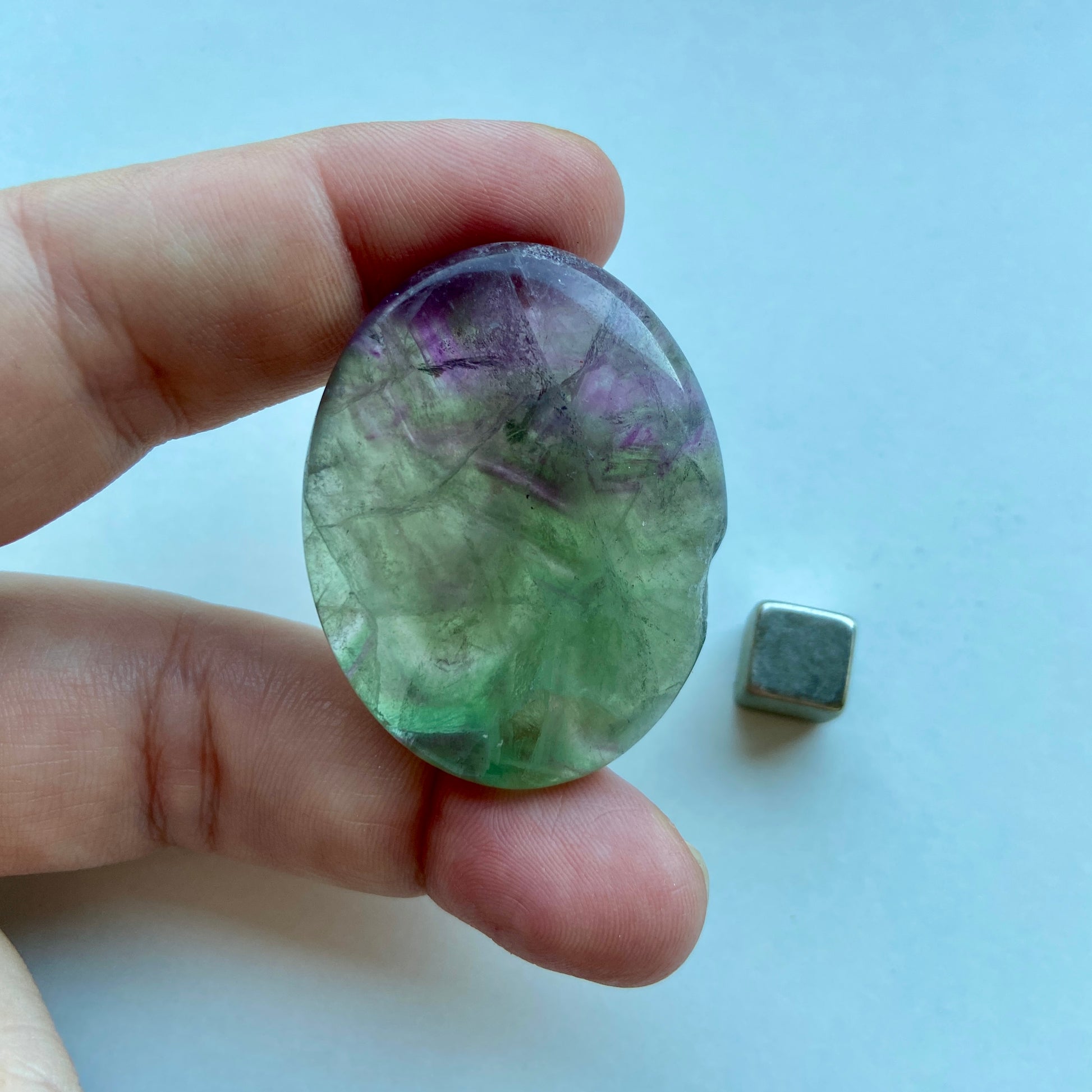 Fluorit regnbue palmstone der giver mental klarhed.