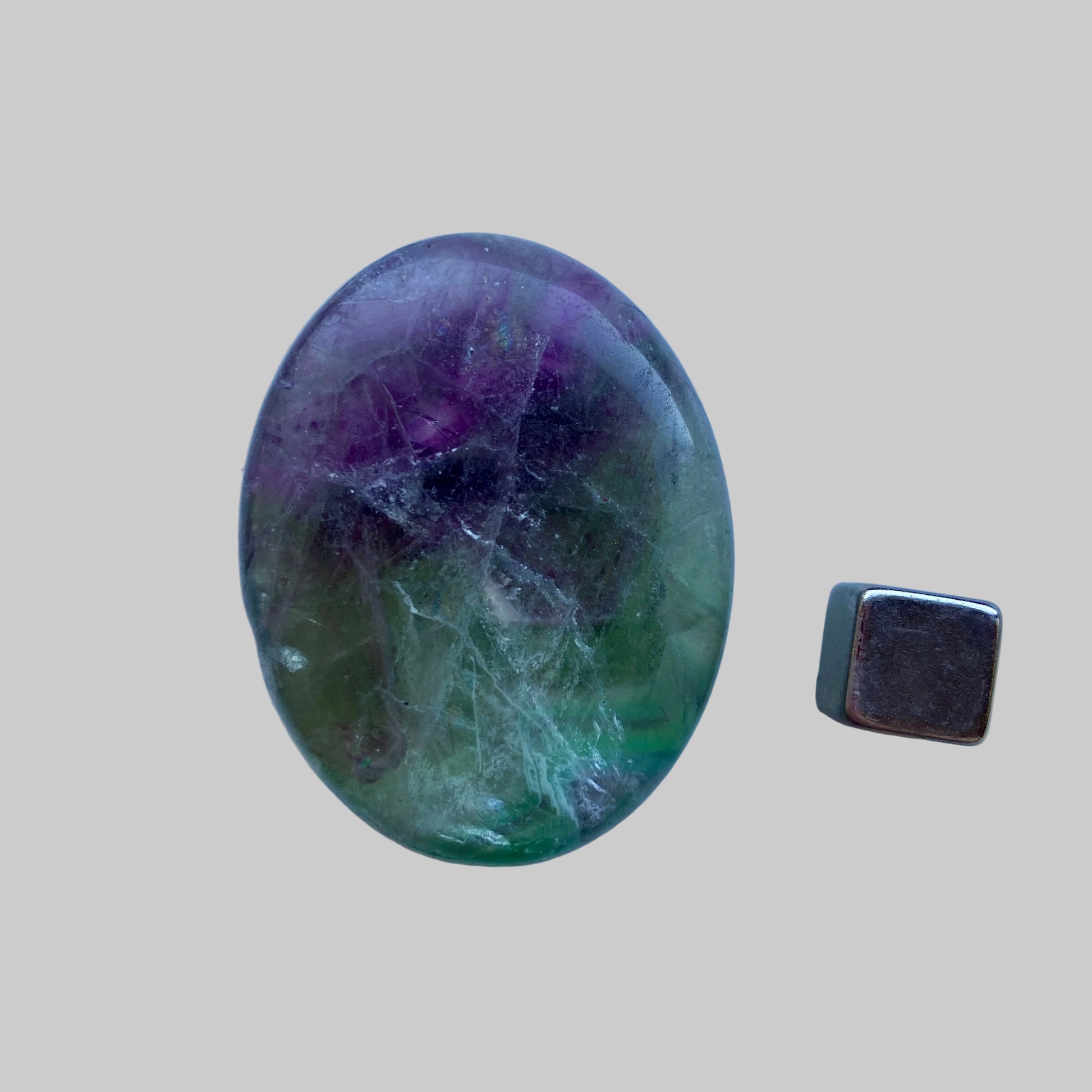 Fluorit regnbue palmstone med klarhed og intuitiv energi.