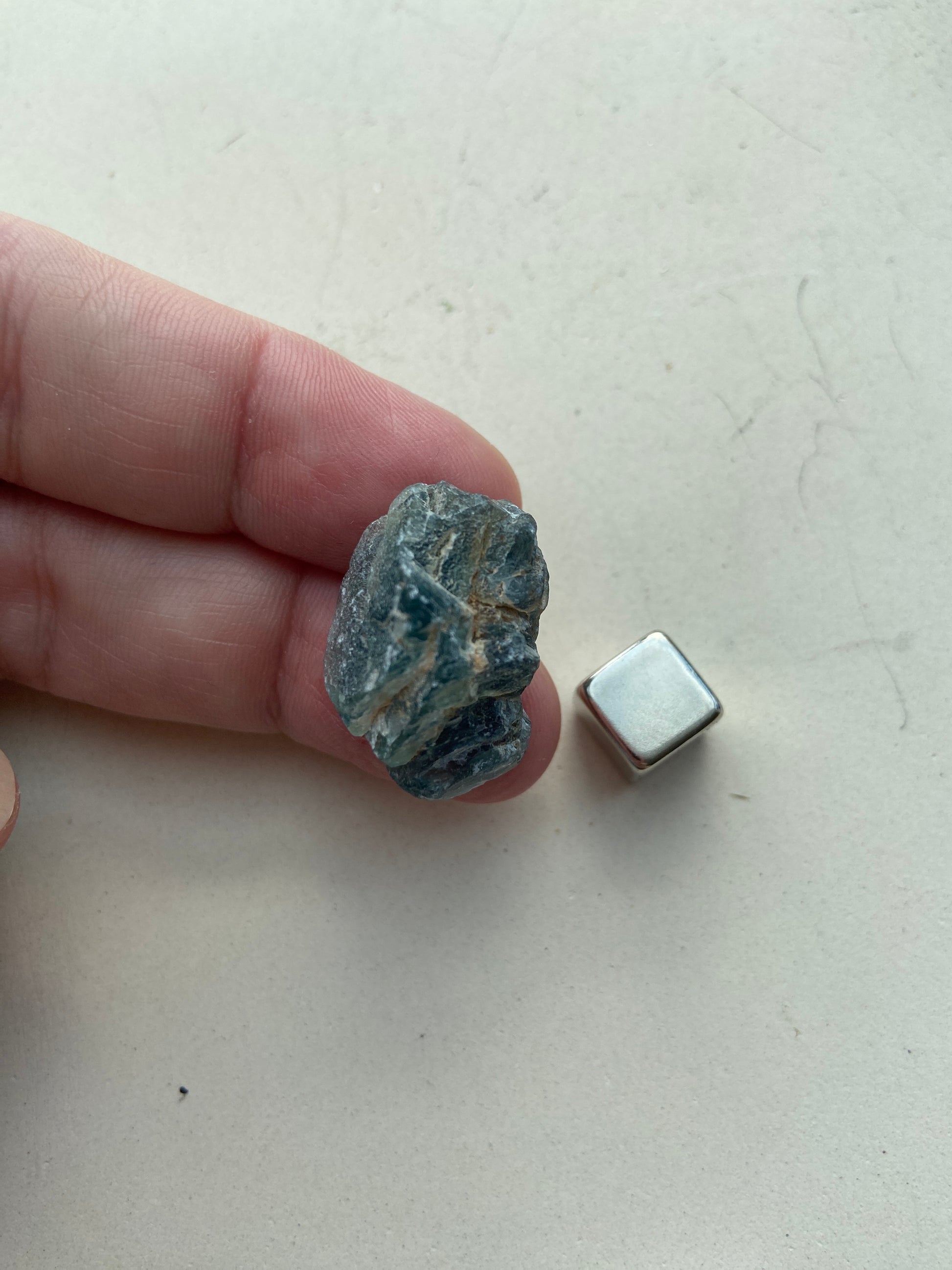 Blå fluorit der styrker kommunikation og selvudtryk.