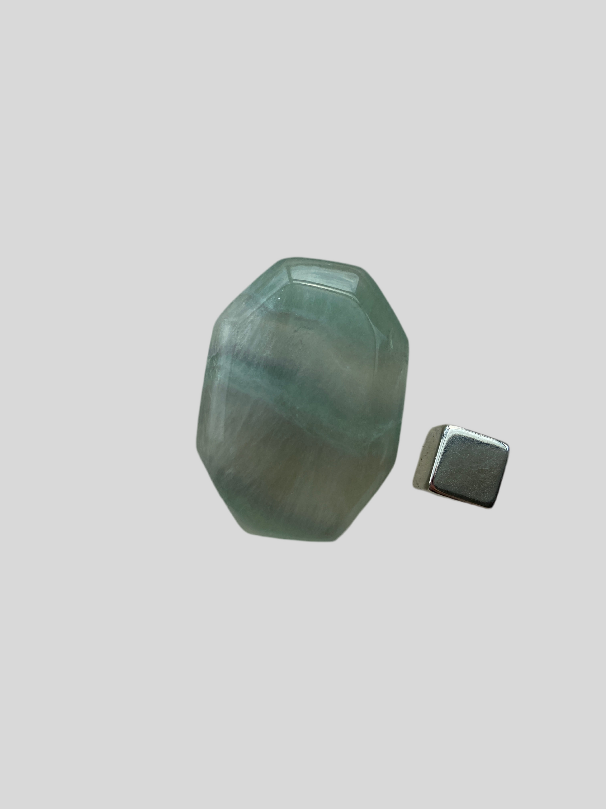 Grøn fluorit krystal med beroligende energi og følelsesmæssig stabilitet.