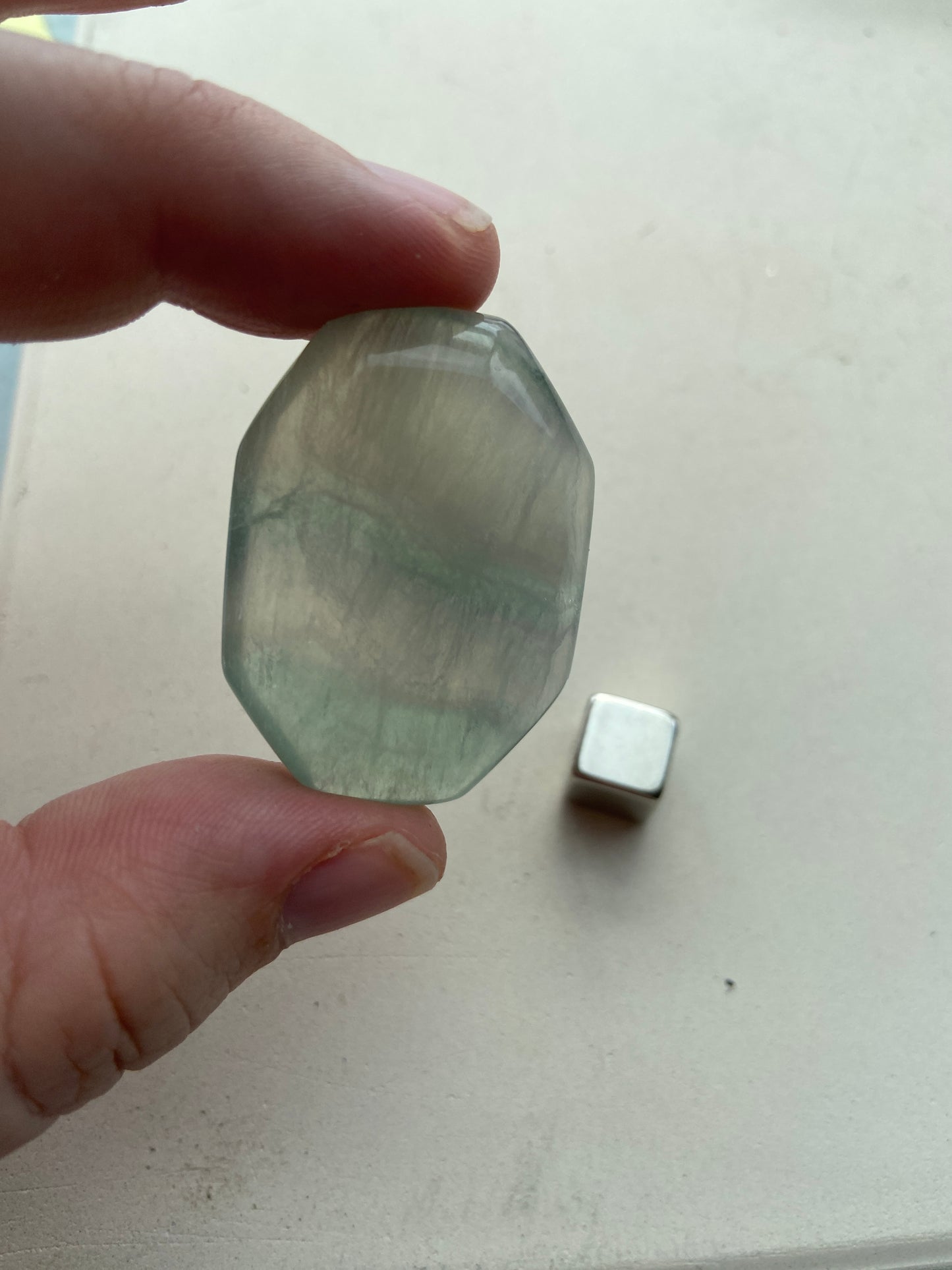 Grøn fluorit der styrker intuition og giver indre ro.