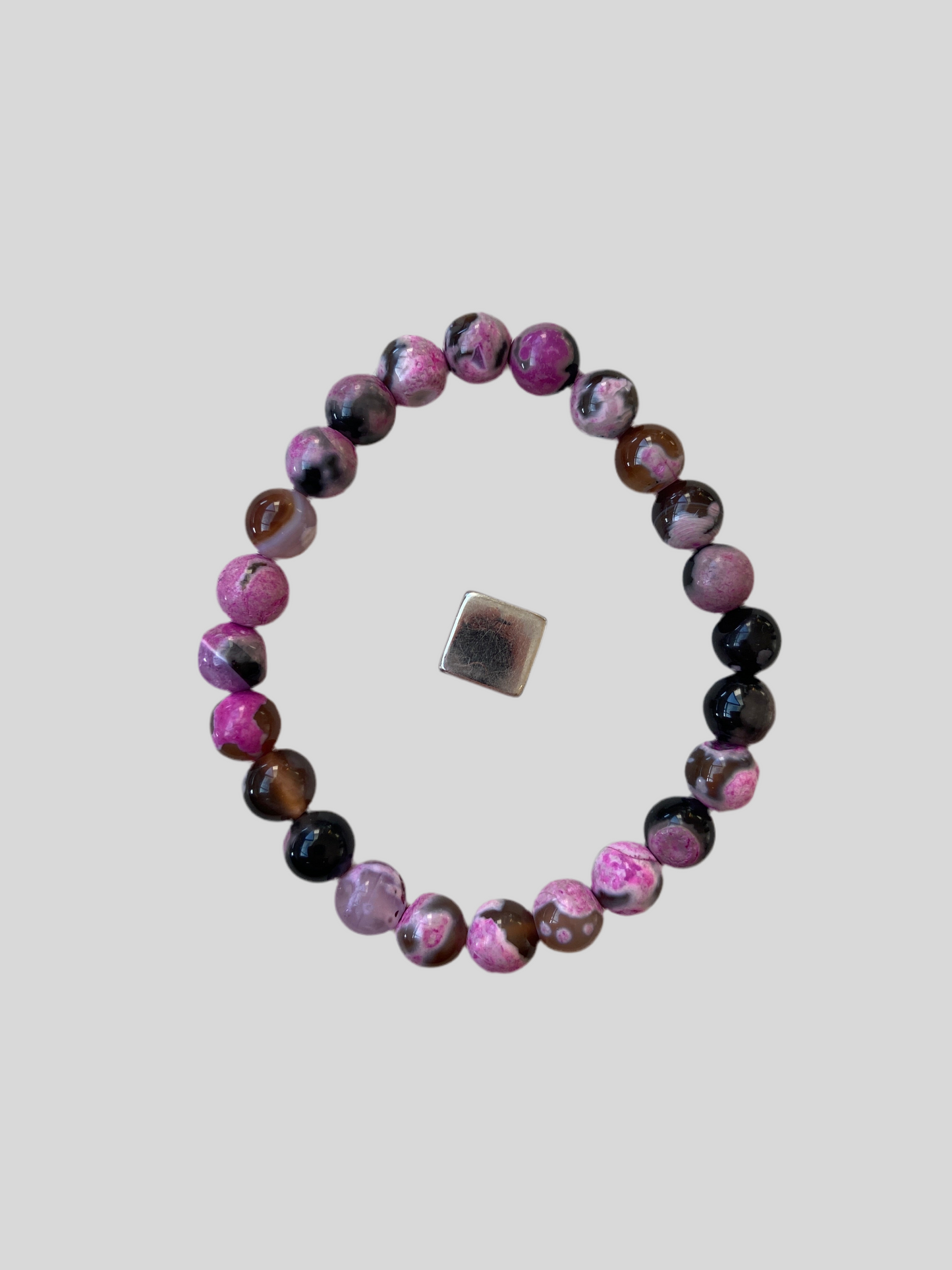 Forstenet træ der aktiverer jordstjernechakraet og giver stabilitet.