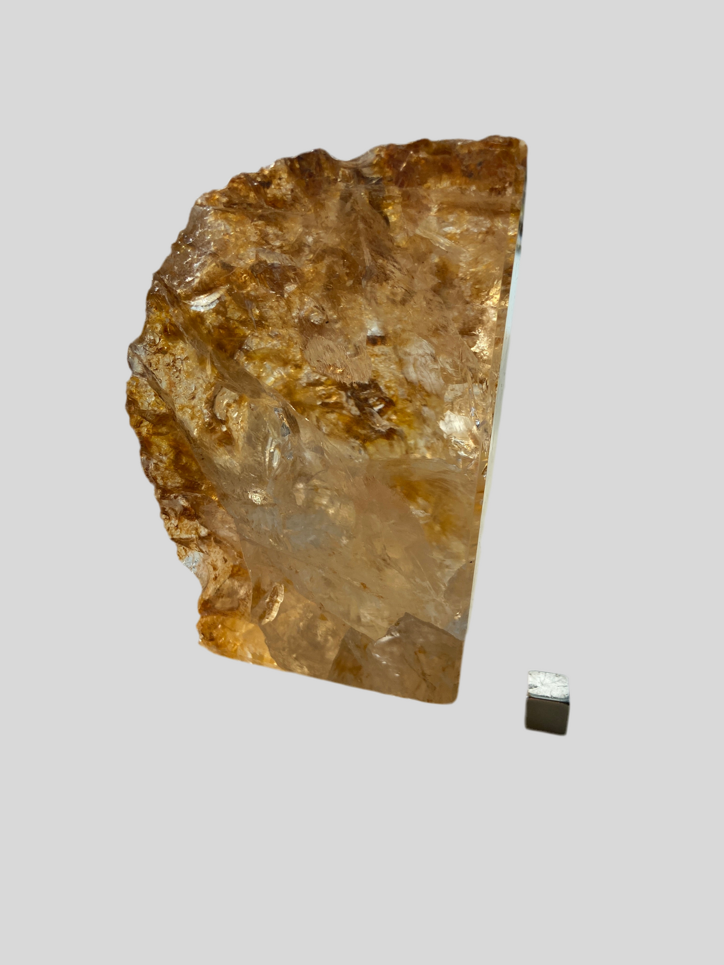 Golden Healer krystal med gyldent lys og blid healingenergi.