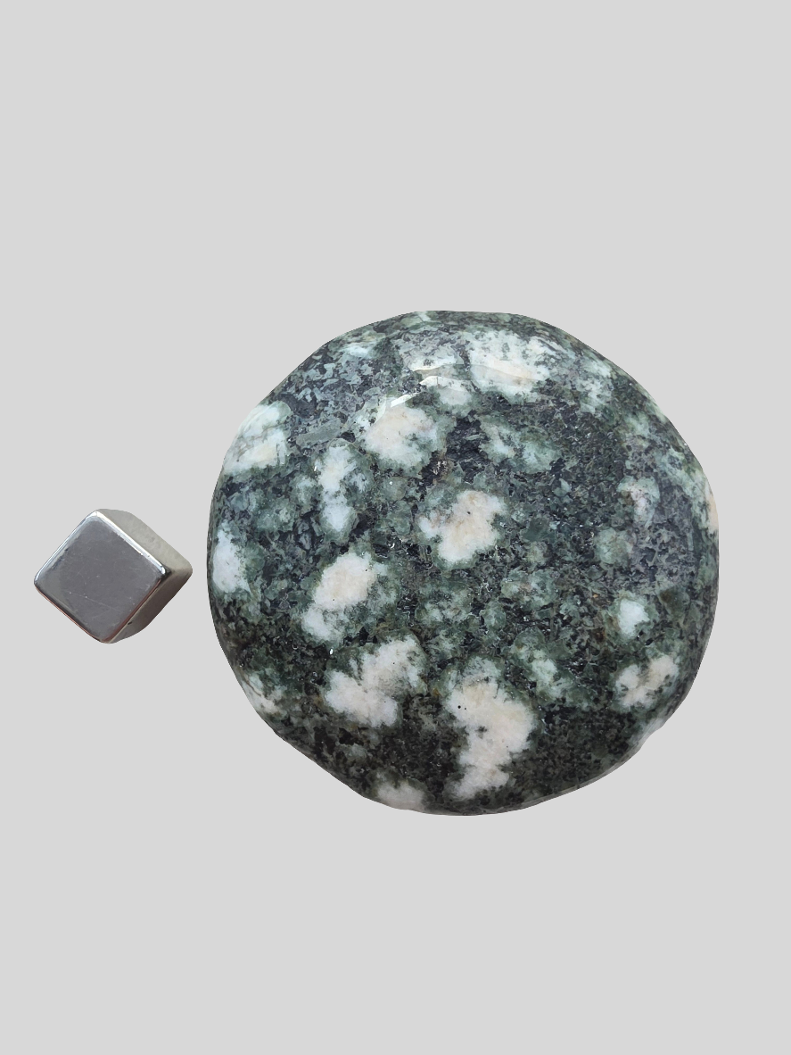 Green Man i Preseli Bluestone som symbol på naturkraft og livets cyklus.