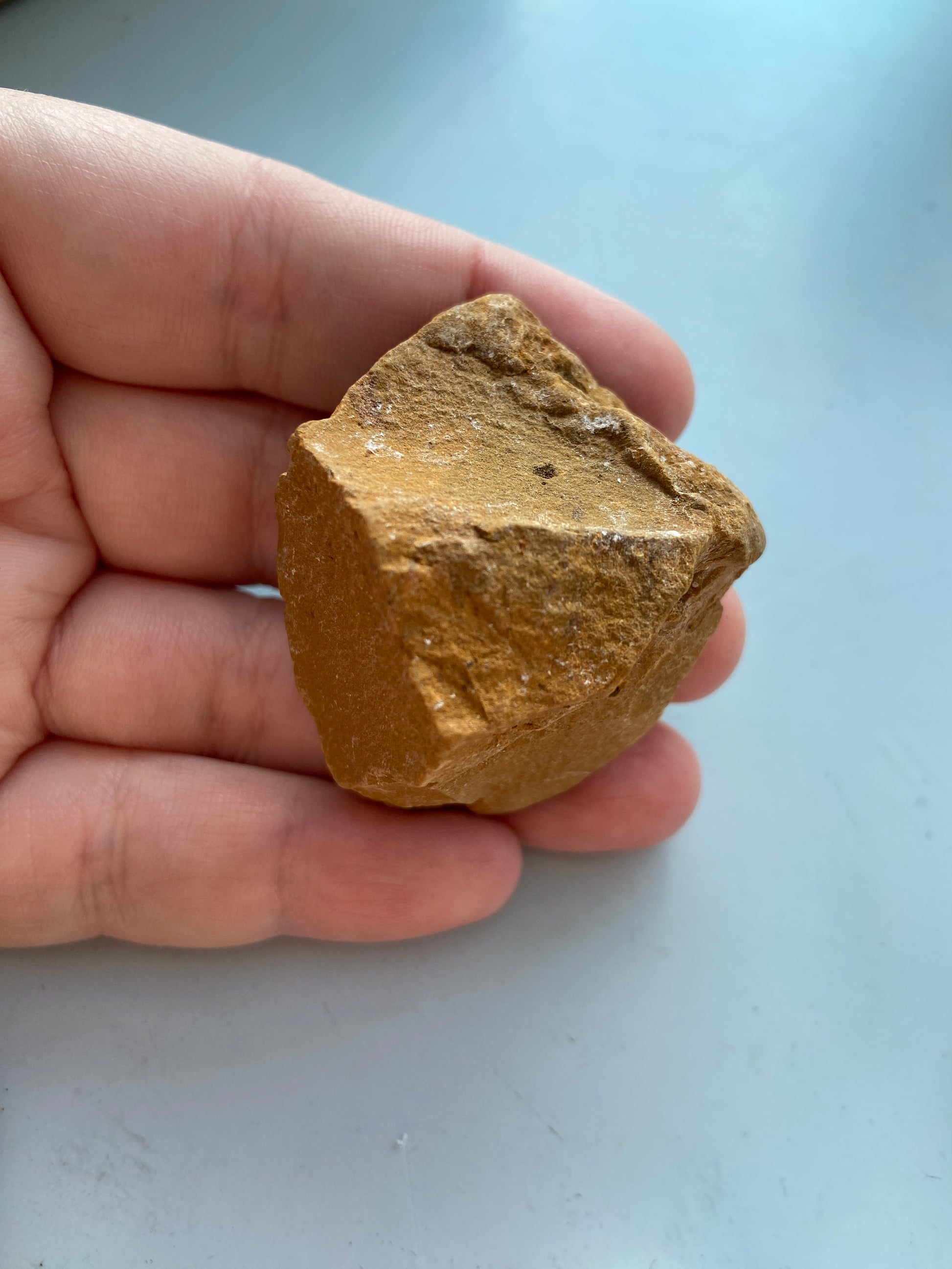 Gul Jaspis – skaber jordforbindelse, ro og følelsesmæssig stabilitet.