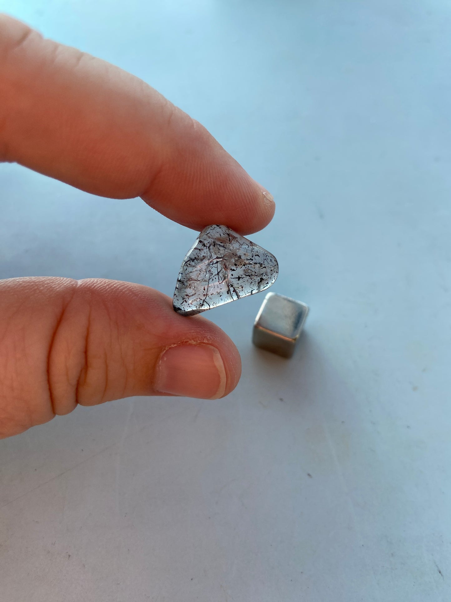 Hæmatit Ametyst – kombineret krystal med spirituel klarhed og stærk grounding.