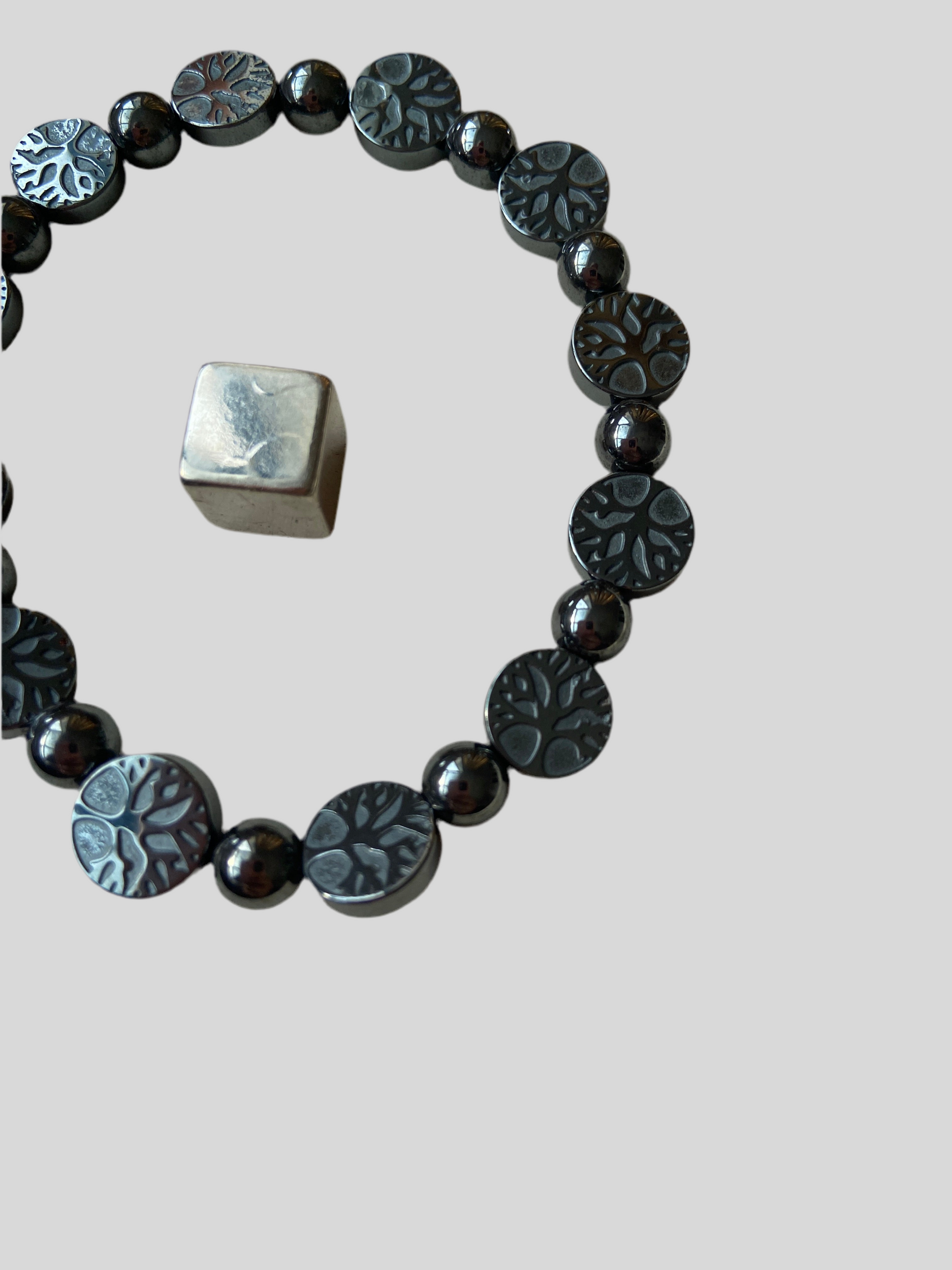 Hæmatit armbånd med Livets Træ der giver beskyttelse og grounding.