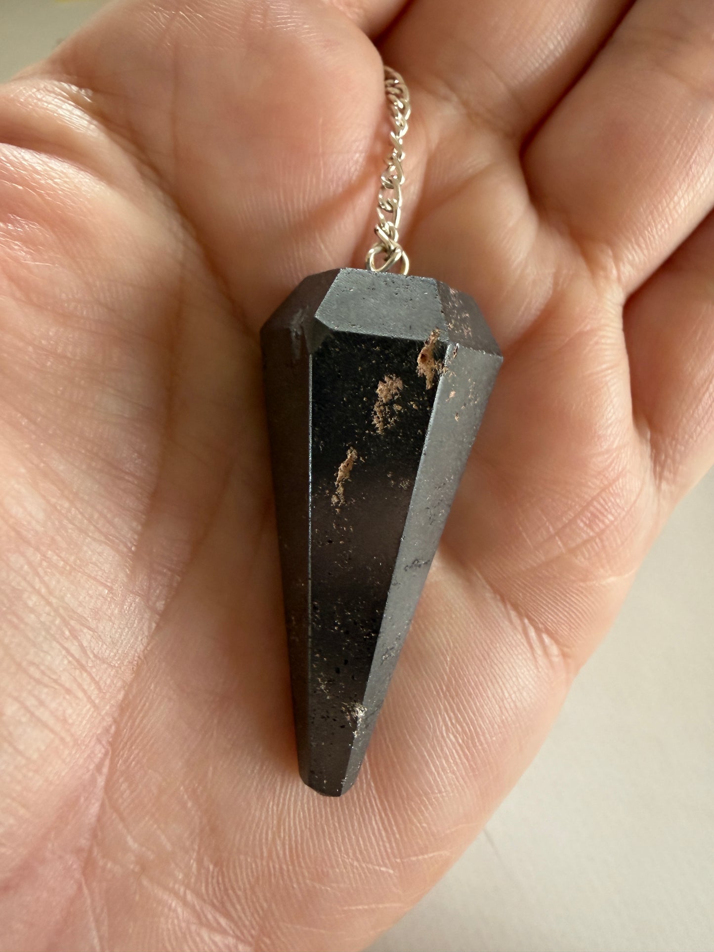 Krystal pendul i hæmatit der styrker personlig power og jordforbindelse.