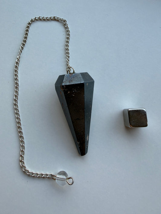 Hæmatit pendul i mørk krystal med stærk grounding og beskyttende energi til pendularbejde.
