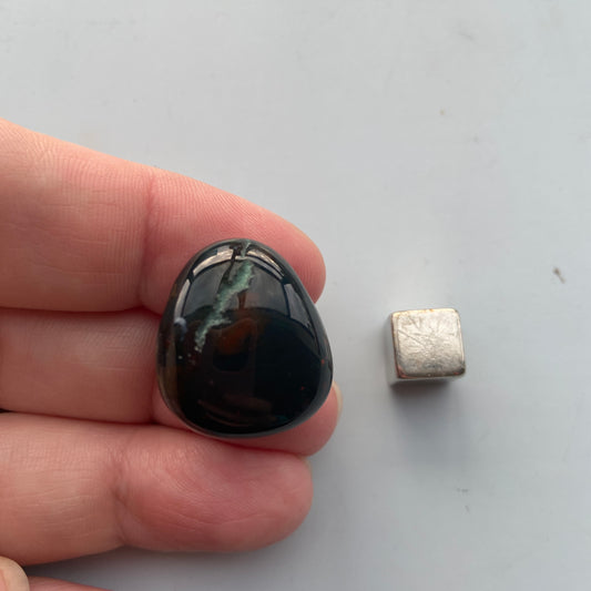 Heliotrop krystal – renser auraen og transformerer negativ energi til styrke og kraftfuld handling.