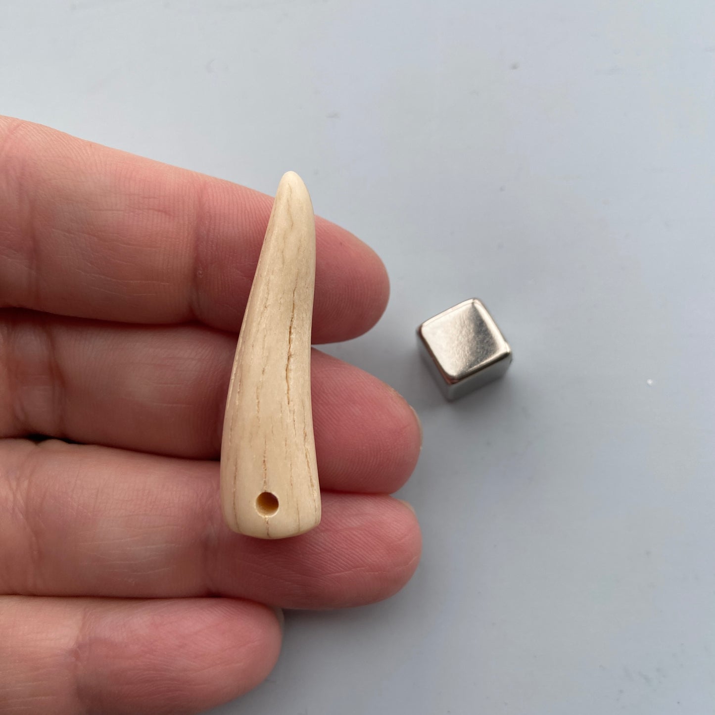 Hjortetak amulet – symboliserer overlevelseskraft og indre styrke.