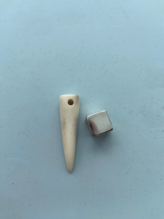 Hjortetak amulet – symbol på styrke, beskyttelse og naturkraft.