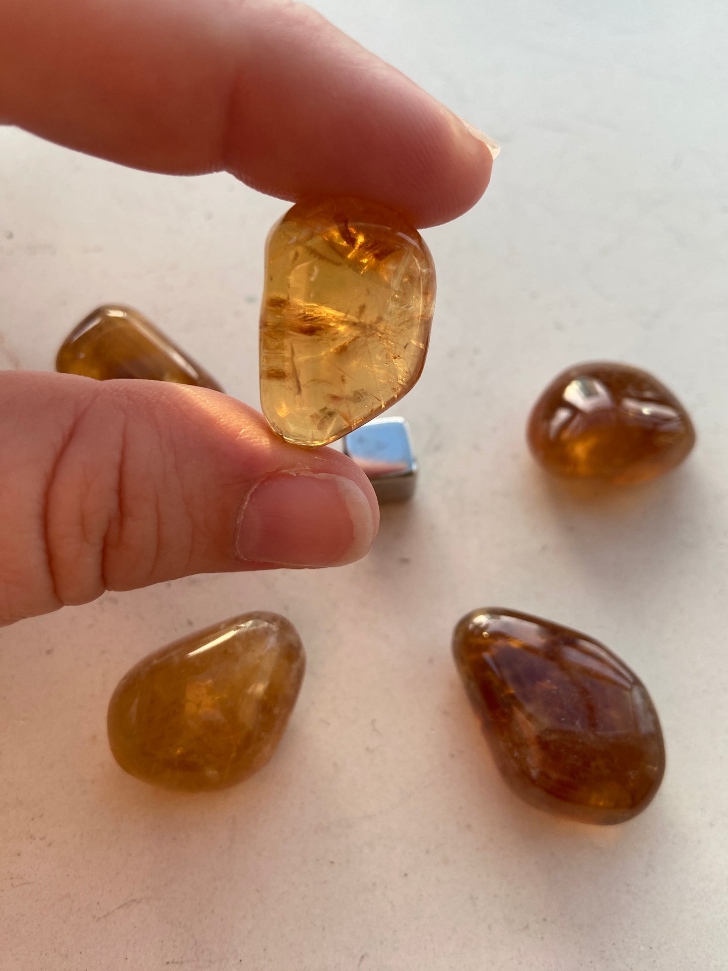 Honning Calcit – bringer ro, styrke og personlig kraft med solens varme energi