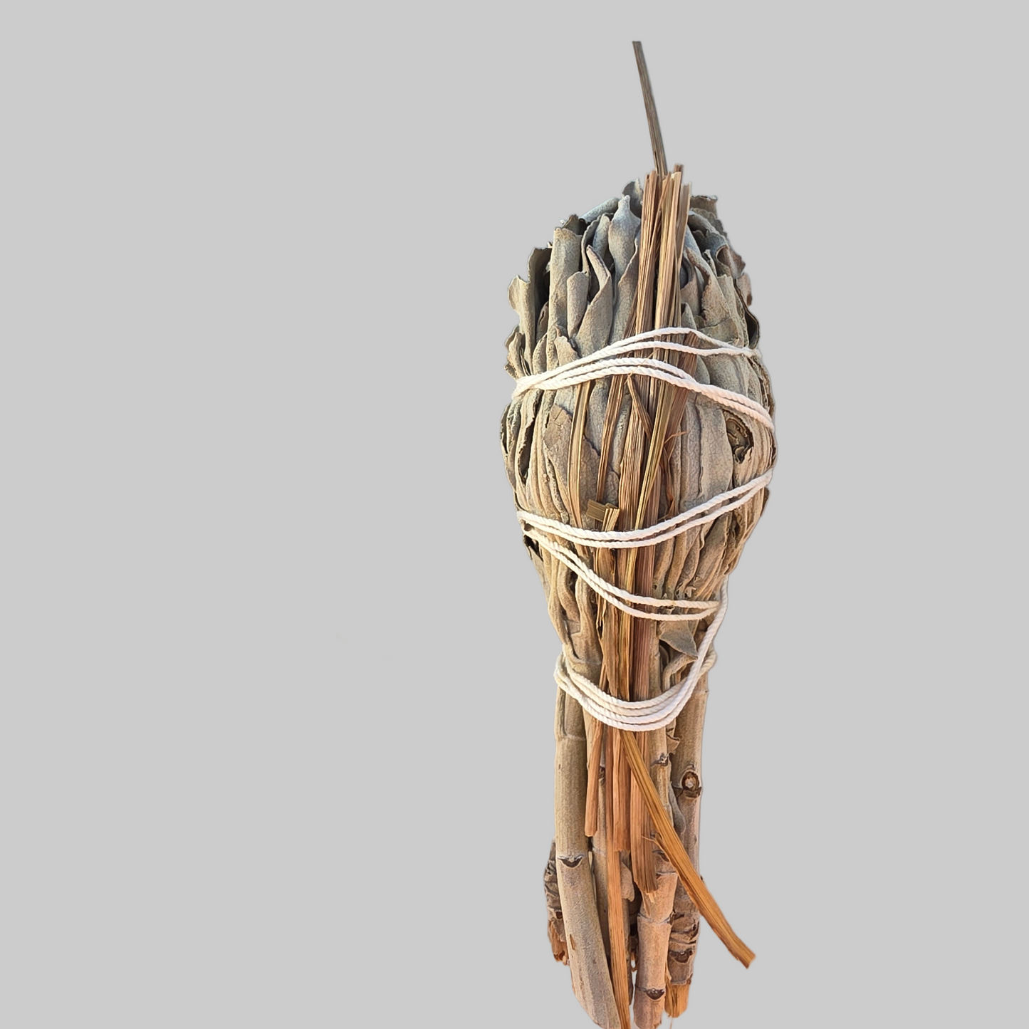 Hvid salvie og sweetgrass bundt – traditionel renselse af energi og rum