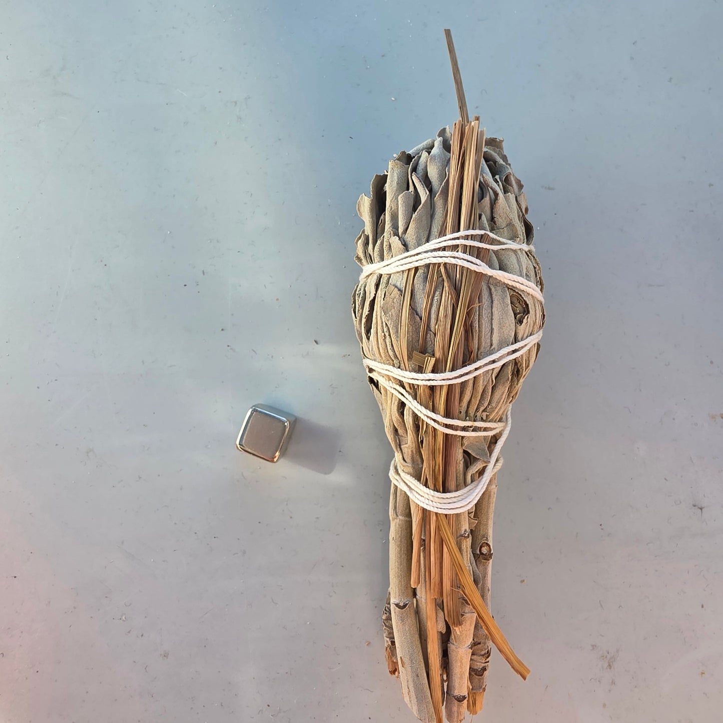 Hvid salvie og sweetgrass bundt – traditionel renselse af energi og rum