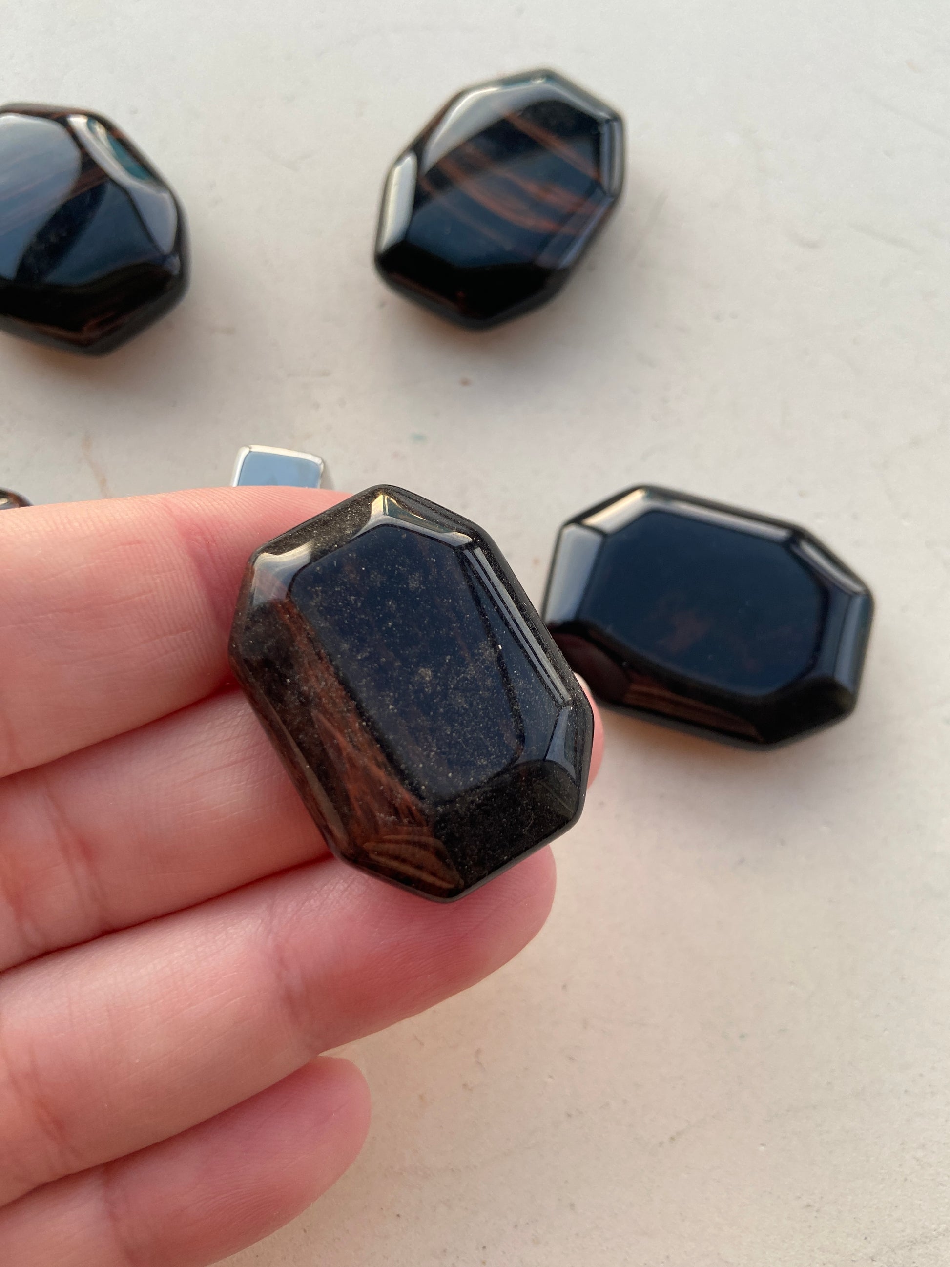 Ild Obsidian – sort sten med røde glimt, symbol på indre kraft og beskyttelse