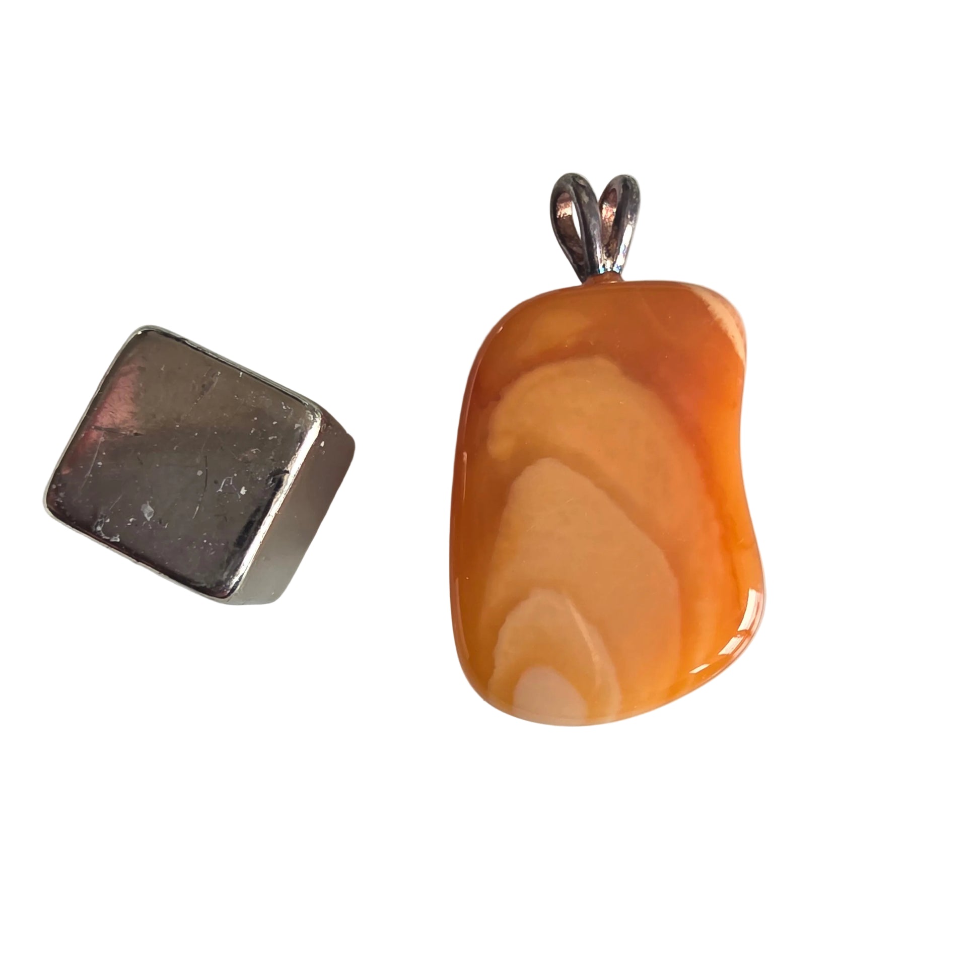 Ild opal i sølv med smukt farvespil og energi for intuition og kreativitet.