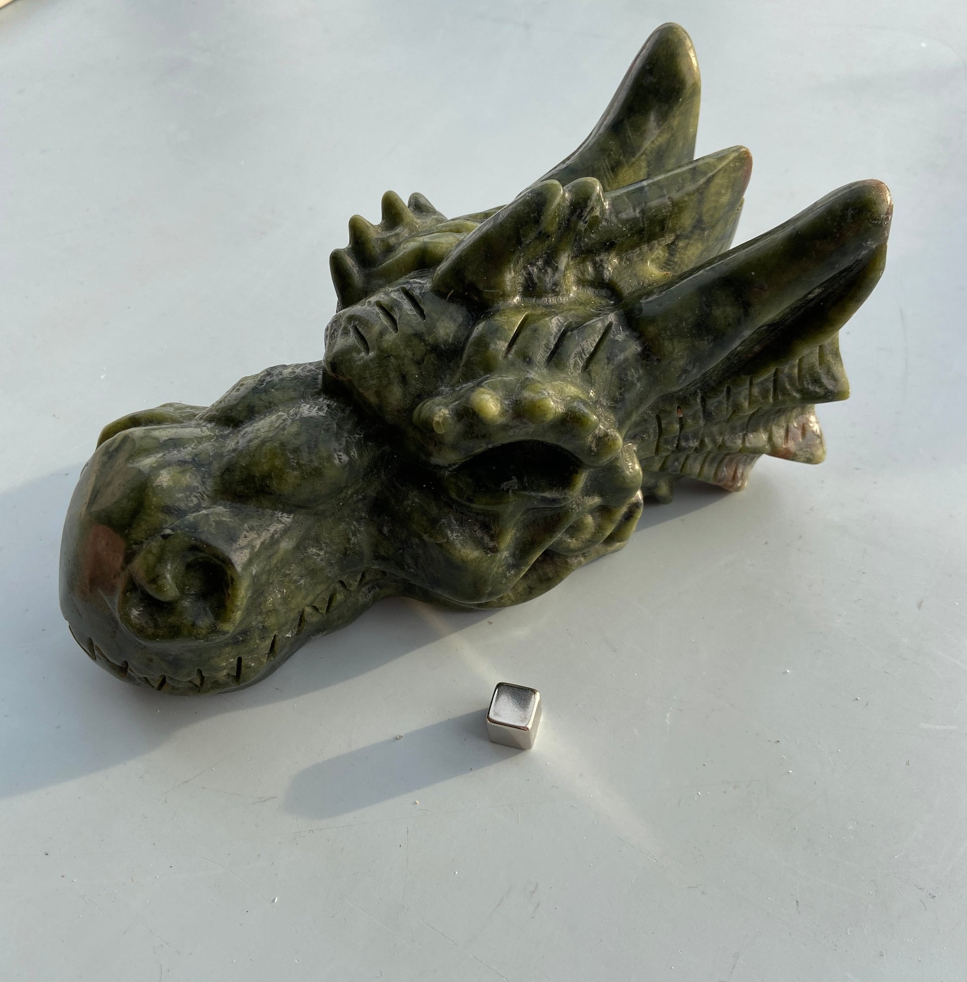 Grøn jade dragehoved der aktiverer og balancerer hjertechakraet.