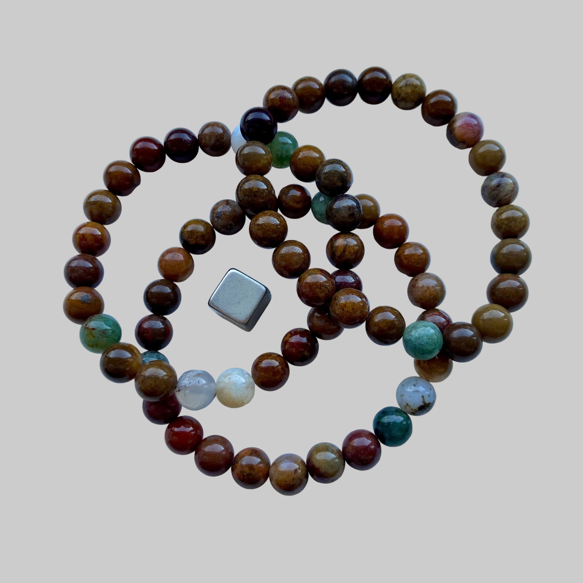 Elastikarmbånd med jaspis og agat for balance og stabilitet.