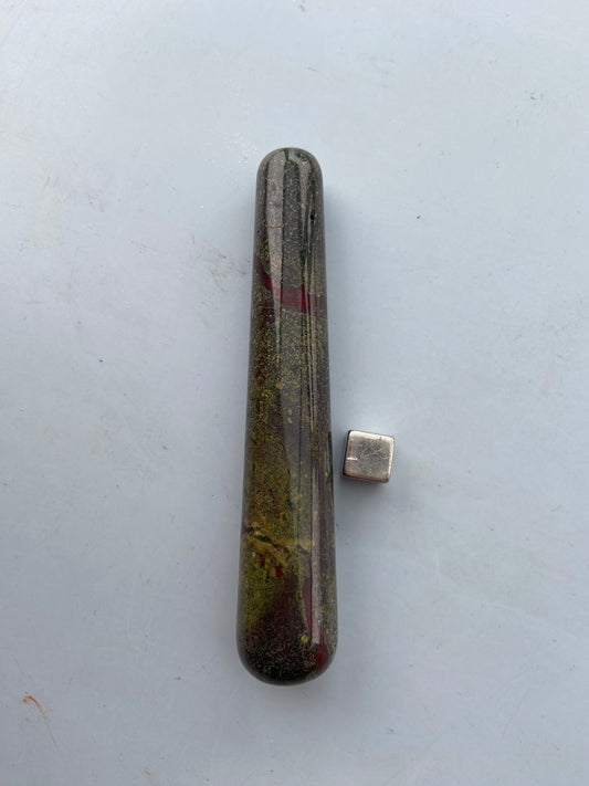 Jaspis Drageblod krystal der støtter forandring og personlig vækst.