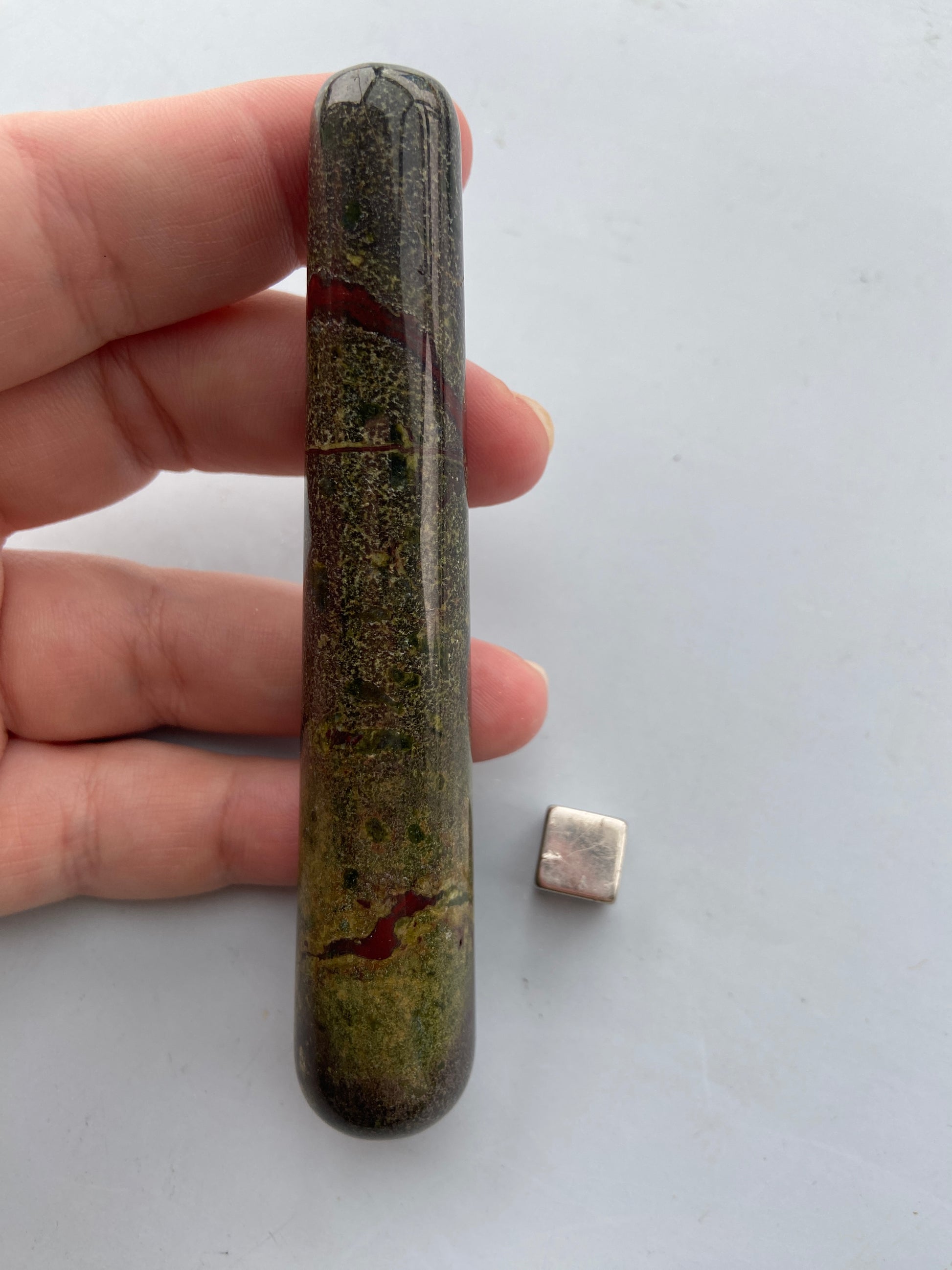 Jaspis Drageblod sten der giver energiløft og klarhed.