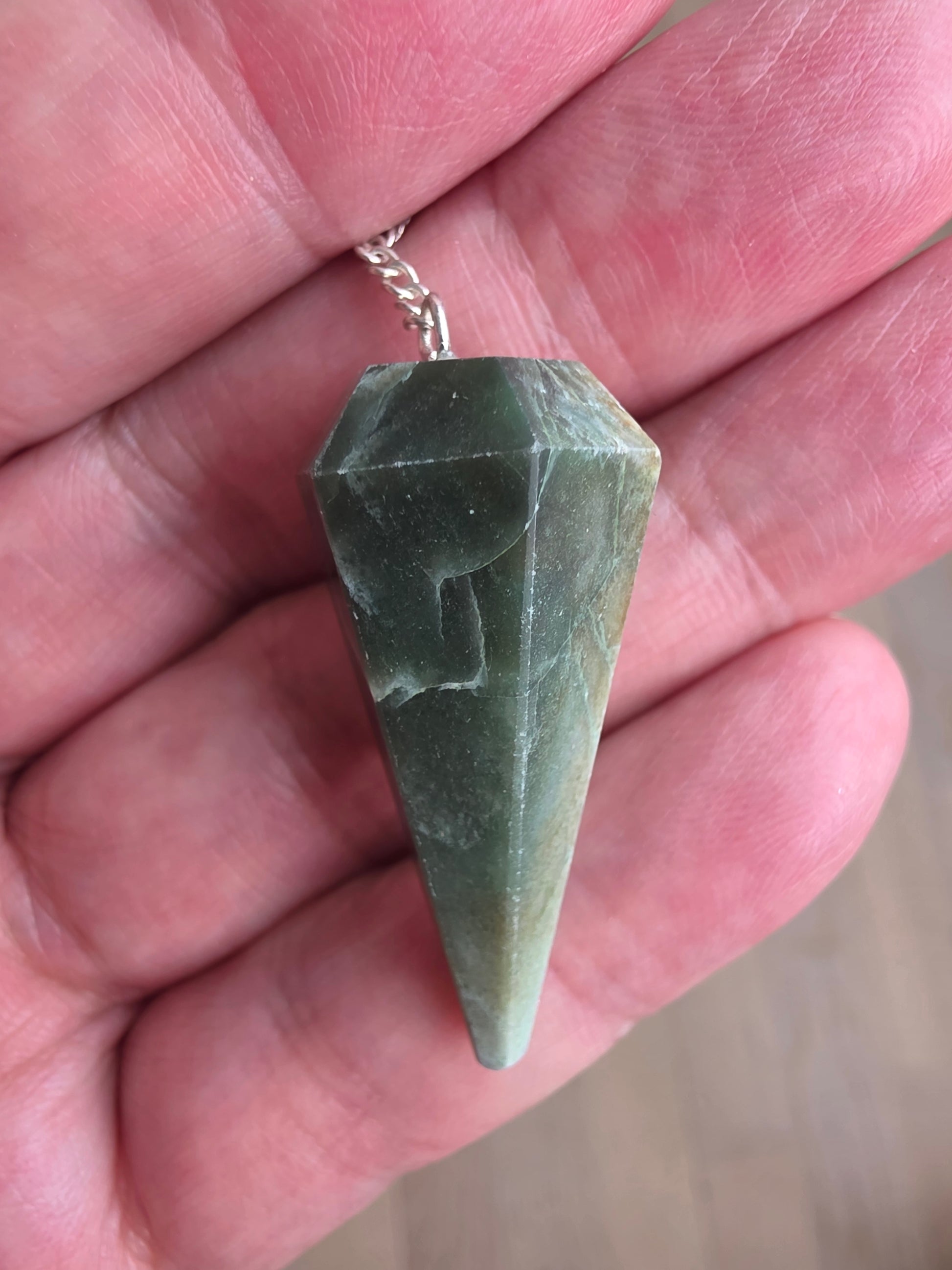 Jaspis – balancerer alle chakraer og booster energi.