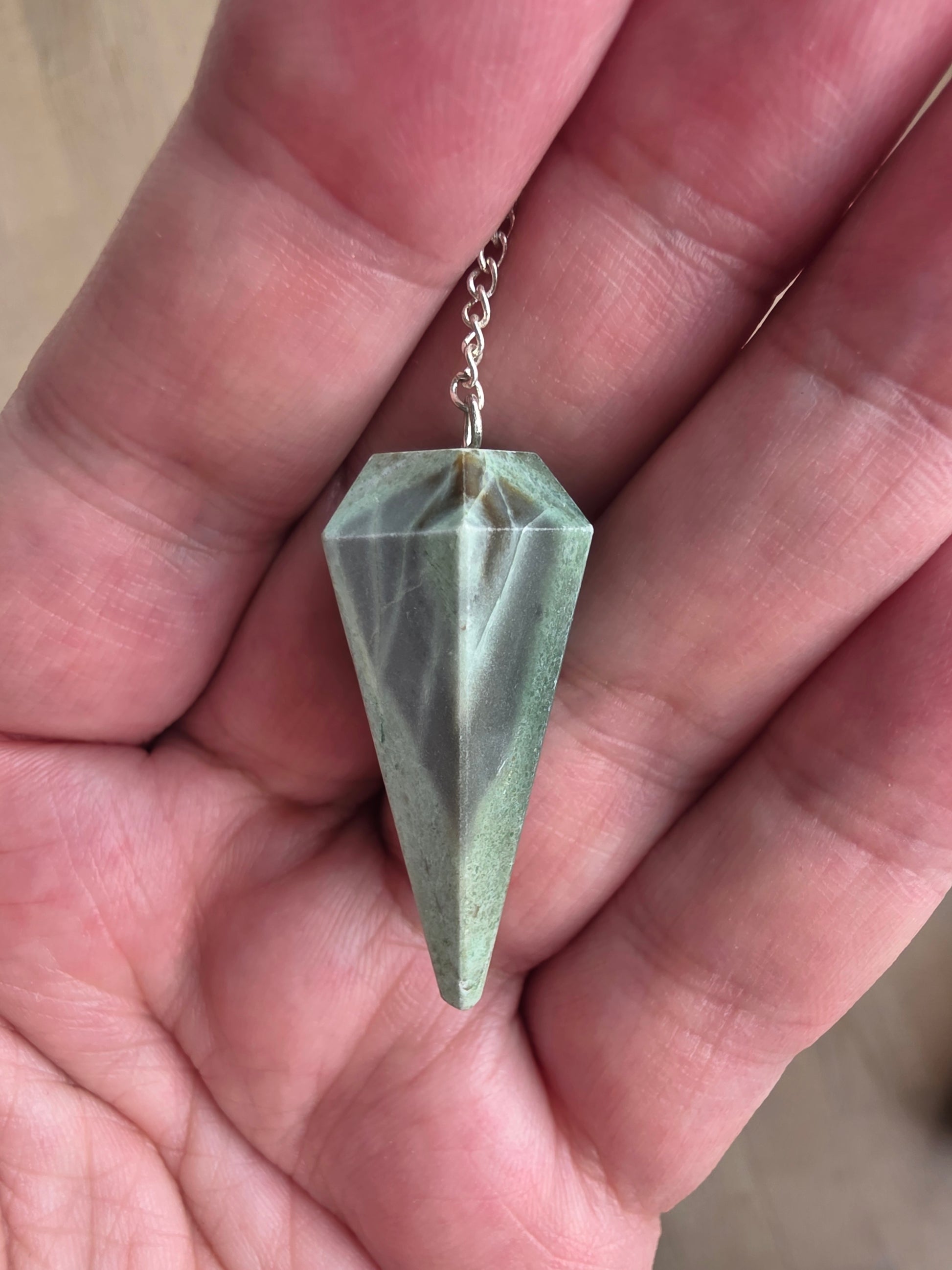 Jaspis – harmonisk sten der giver indre styrke og ro.