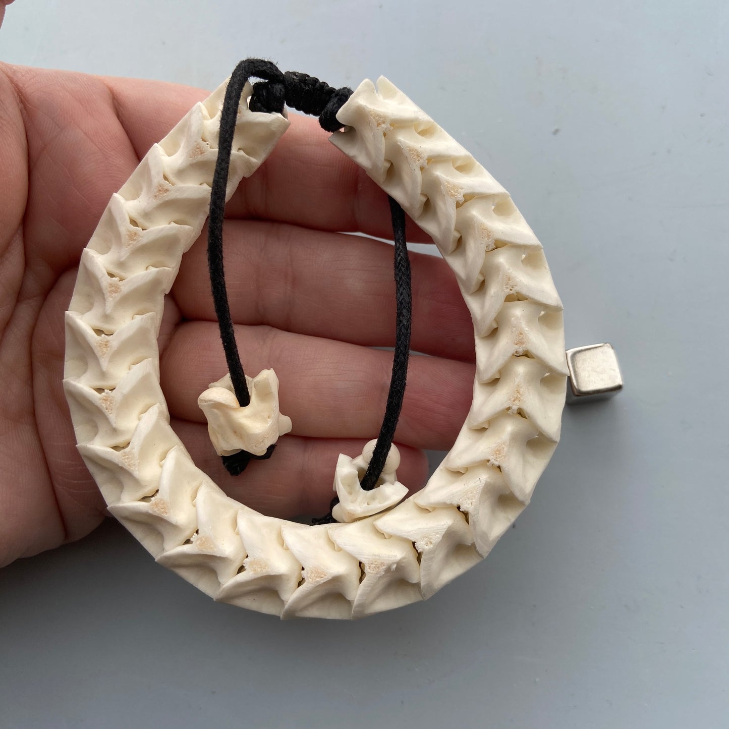 Spirituelt kobraarmbånd, der giver beskyttelse og styrke, og støtter rodchakra og kundalini-energi.