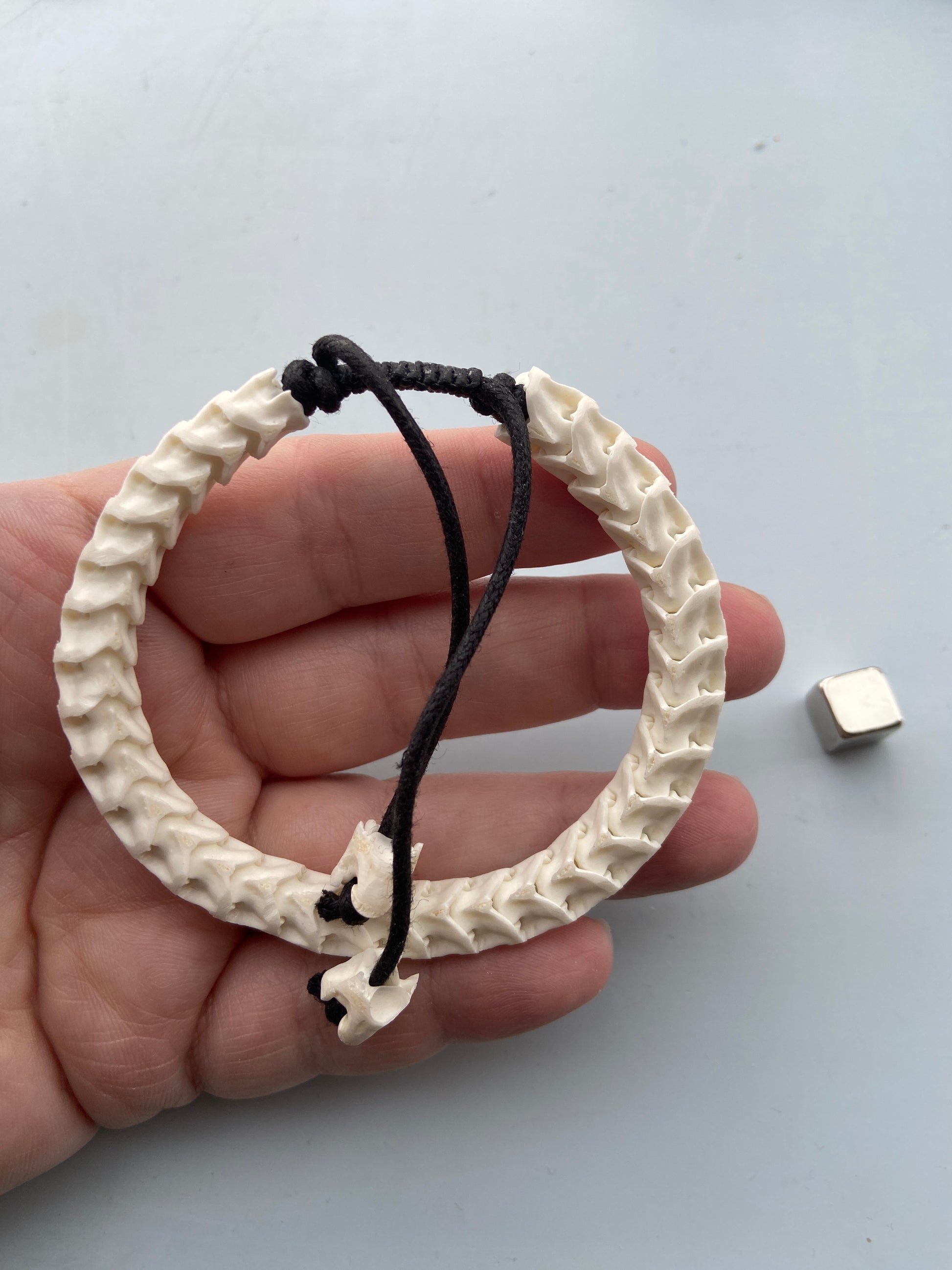 Kobra rygsøjle armbånd – bringer livsenergi, beskyttelse og spirituel balance