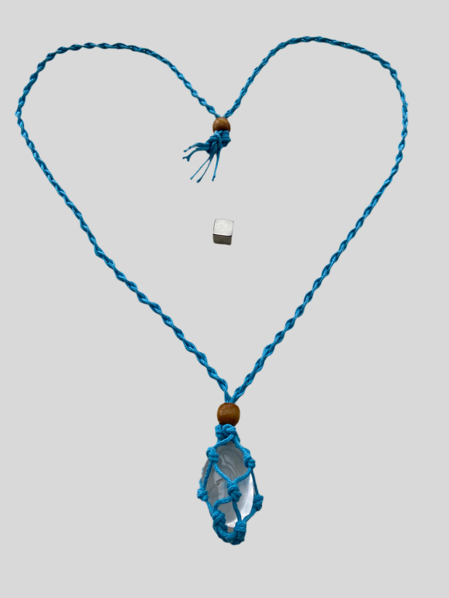 Blå krystalholder i hør til spirituelt smykke.