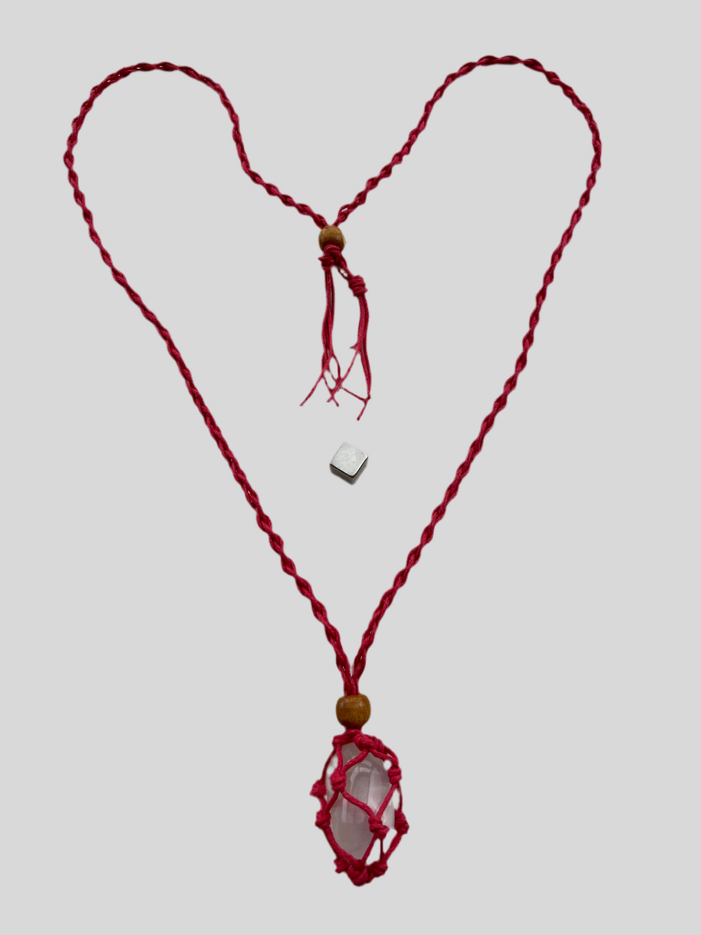 Krystalbur i rød hør til vedhæng med udskiftelig krystal.