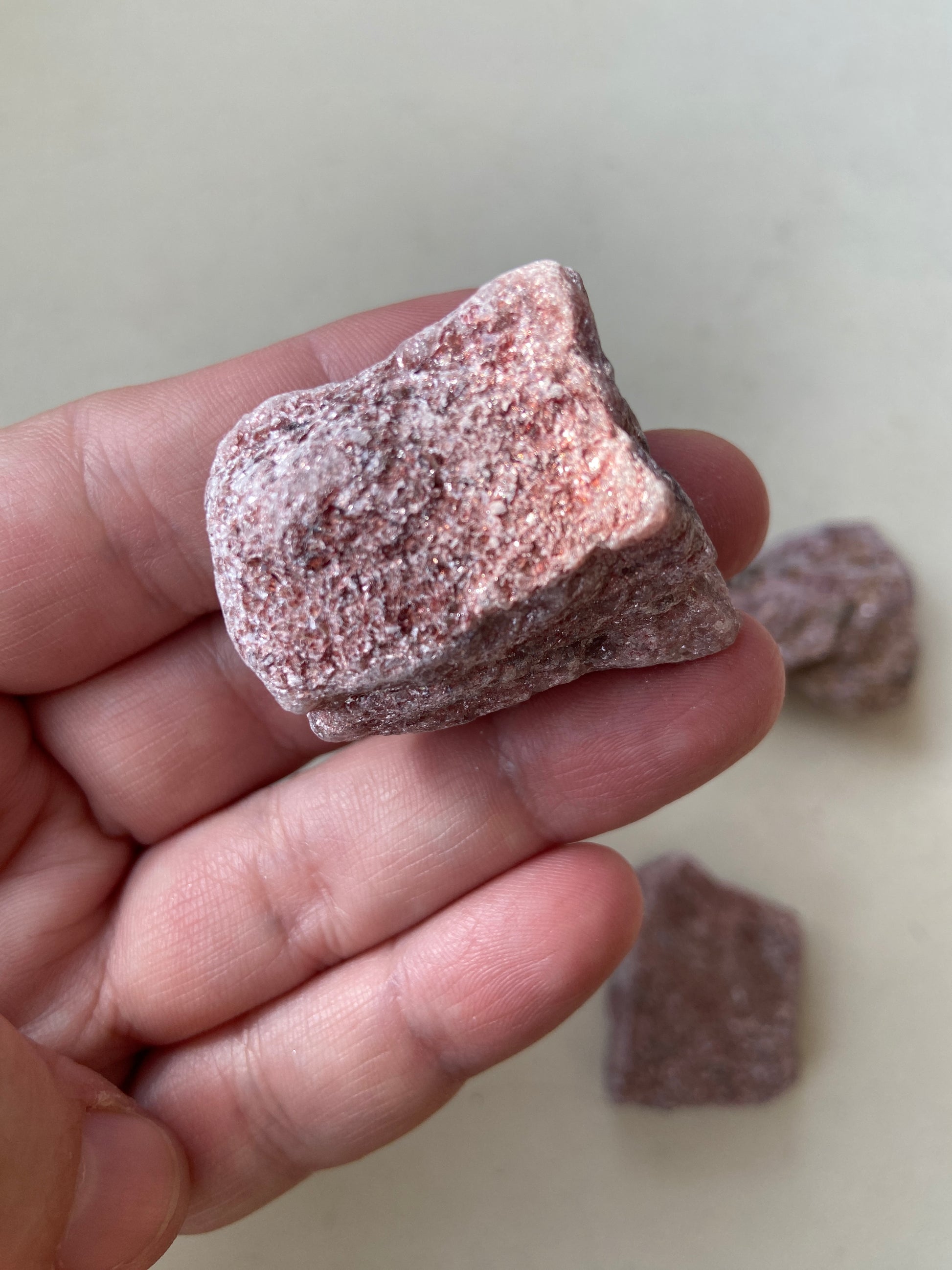 Kvartsit Bordeaux – med jaspisnuancer for beskyttelse og jordnær energi.