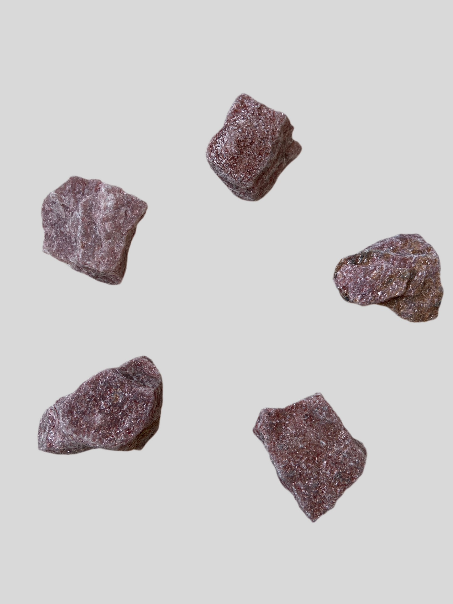 Kvartsit Bordeaux – kraftfuld sten for stabilitet, vitalitet og indre styrke.