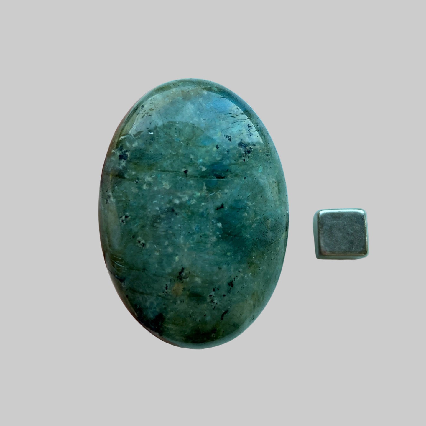 Labradorit palmstone der beskytter mod negativ energi.