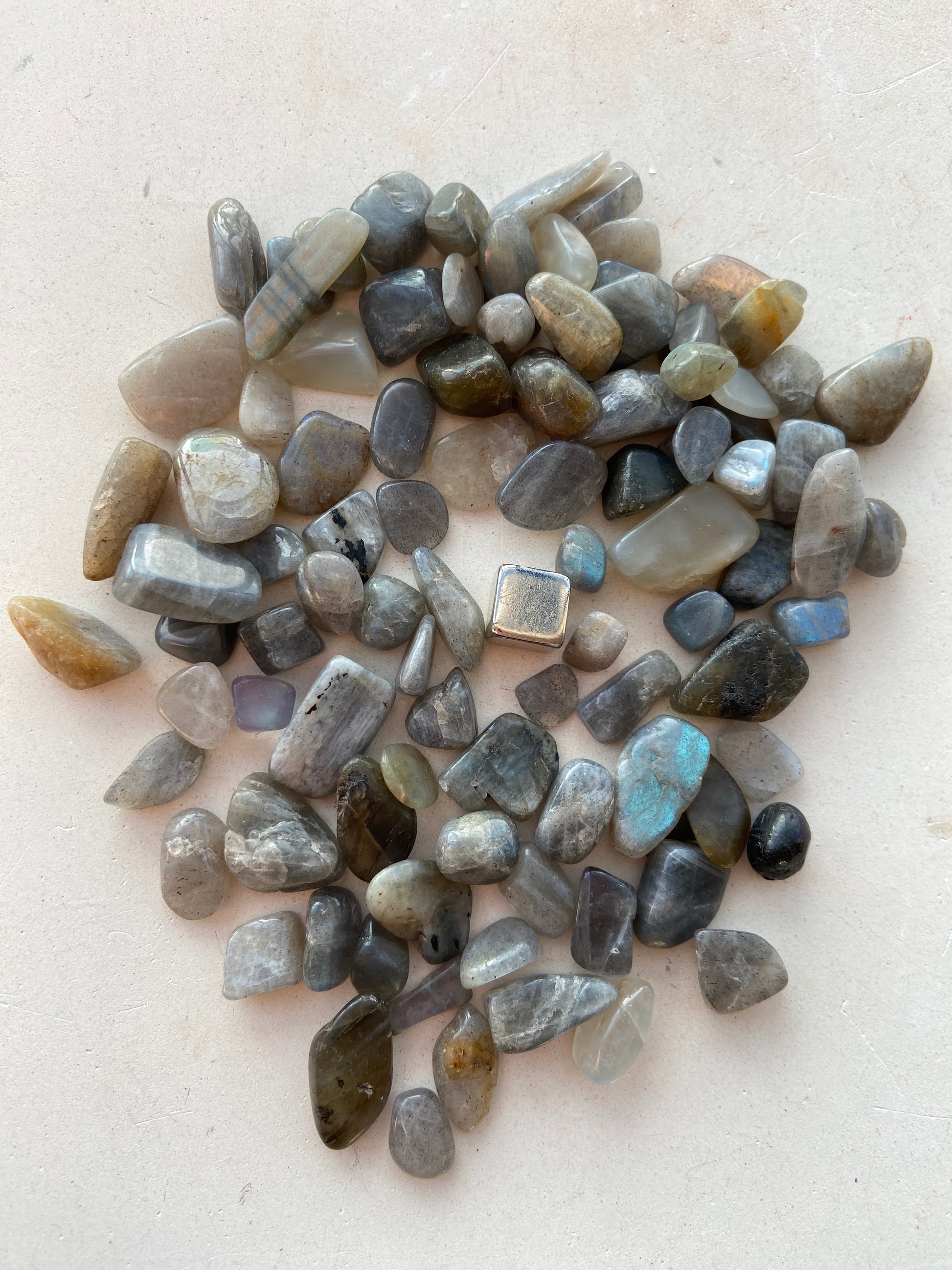 Labradorit – kraftfuld transformationssten, der vækker spirituel power og højere bevidsthed.