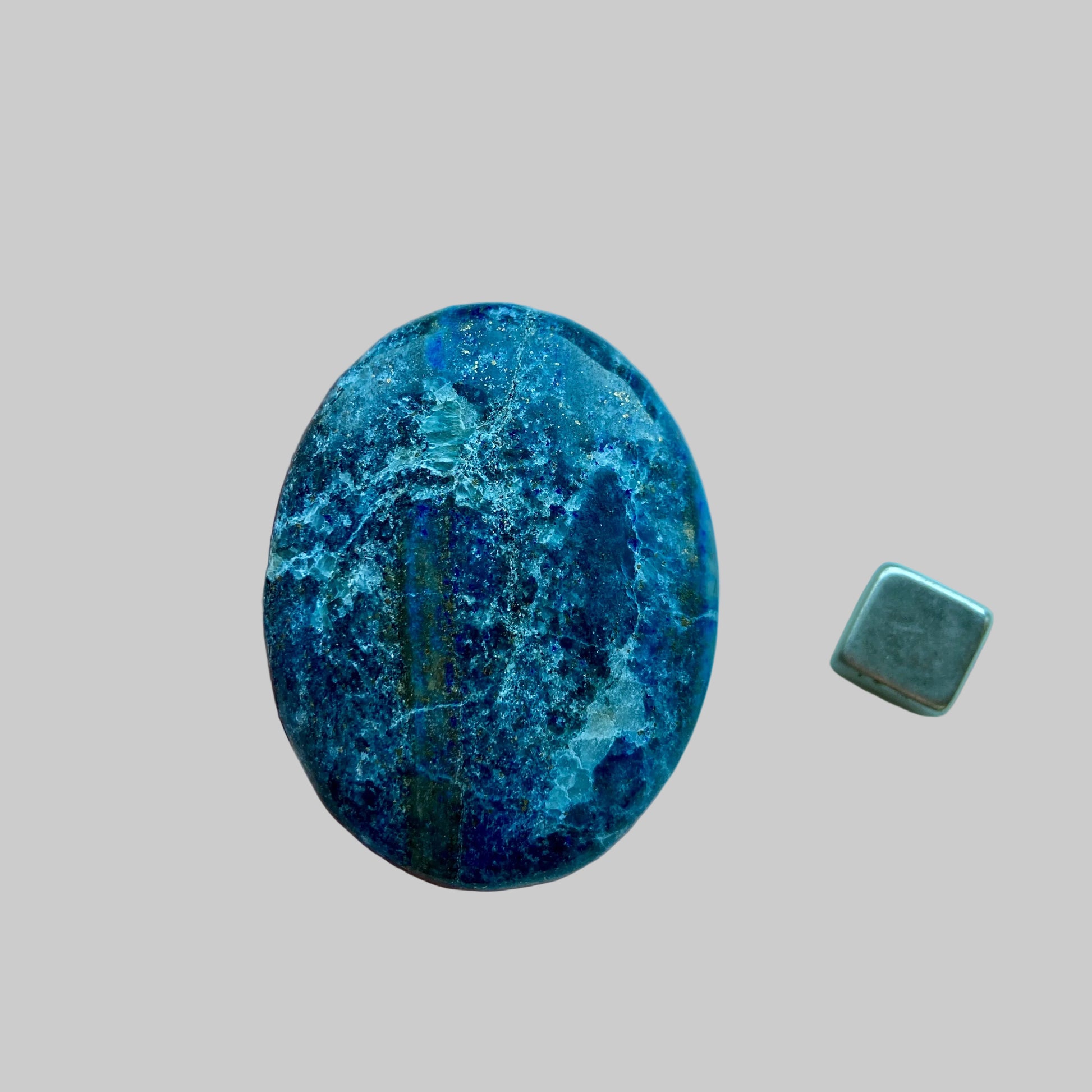 Lapis lazuli palmstone der giver mental klarhed og fokus.