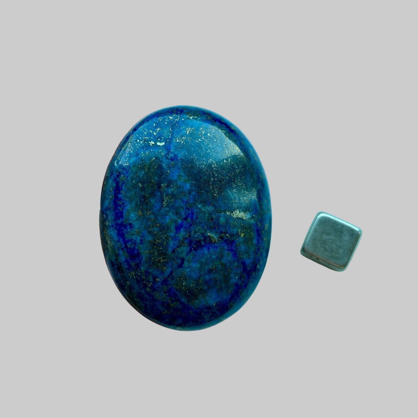 Lapis lazuli palmstone med energi for visdom og klarhed.