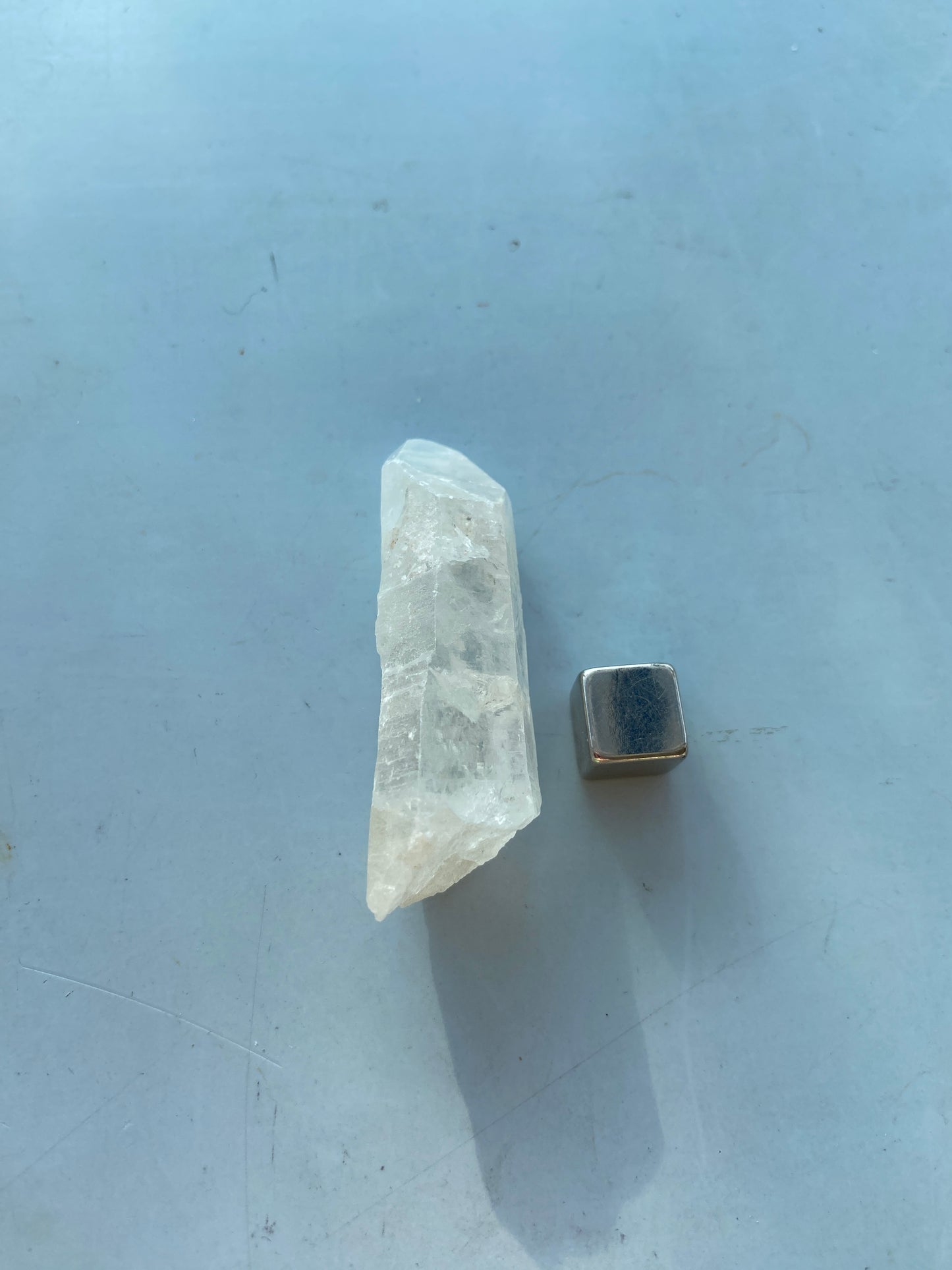 Lemurien Kvarts – aktiverer hjerte-, tredje øje- og kronechakra.