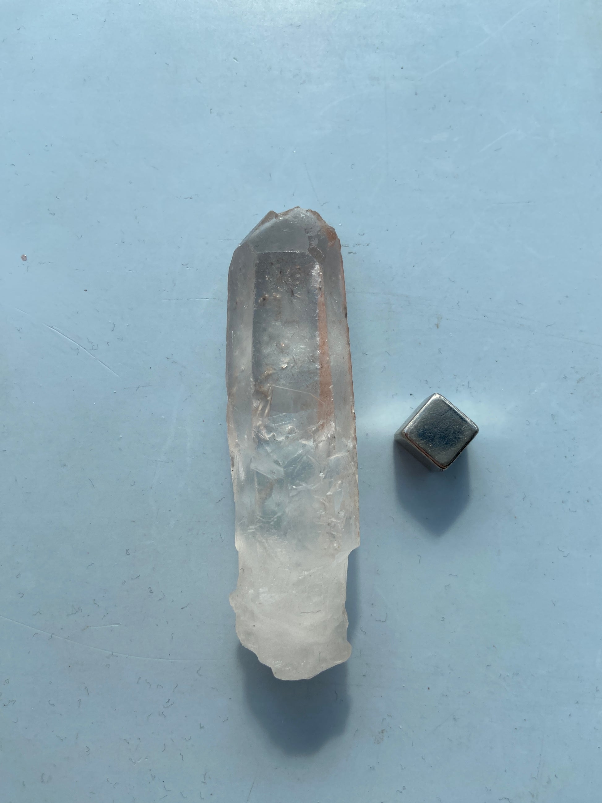 Lemurien Kvarts – krystal med kodede lysbeskeder og tydelige horisontale striber.