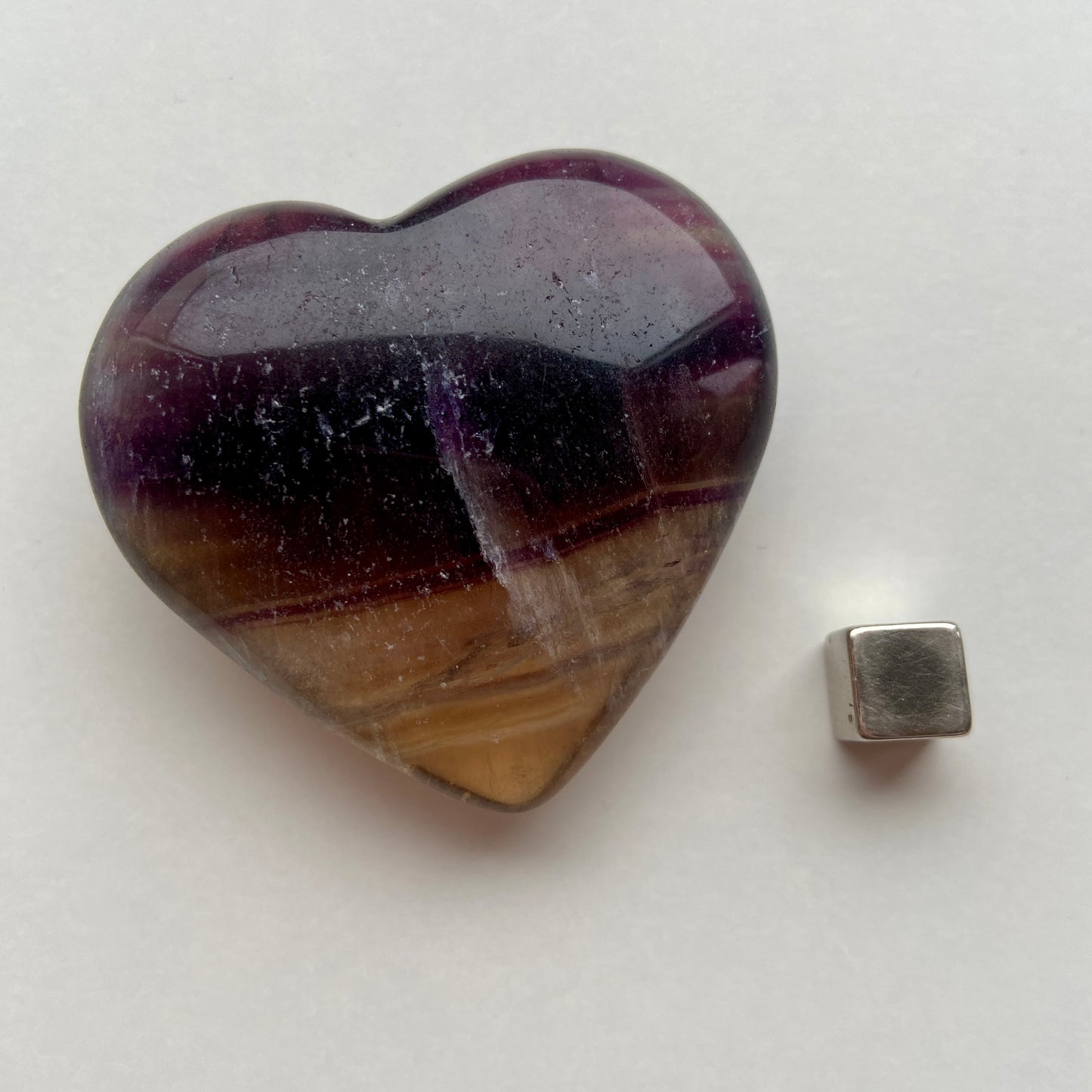 Lilla Fluorit hjerte formet krystal til meditation.