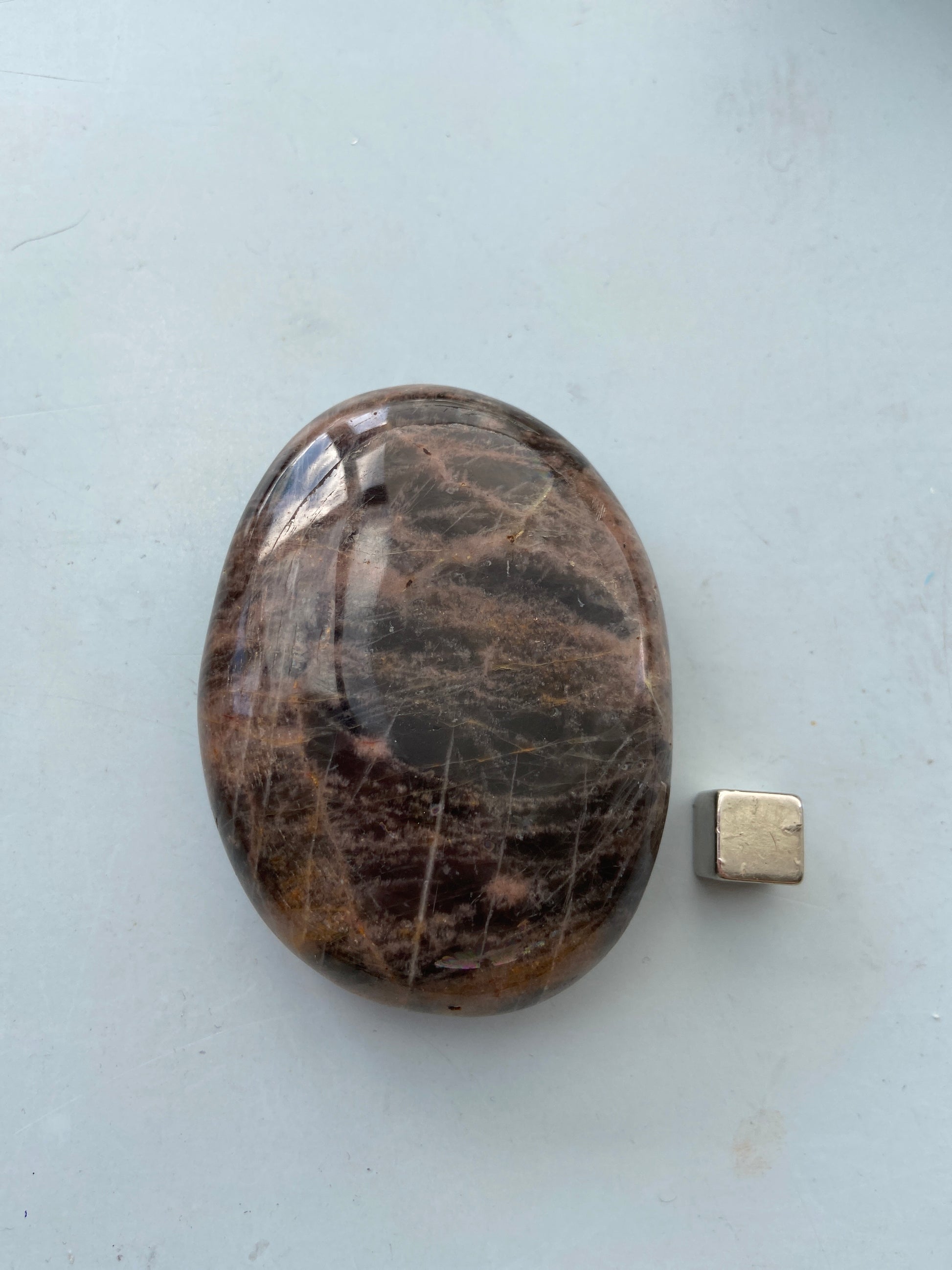 Månesten – arbejder med kronechakraet og fremmer spirituel vækst.