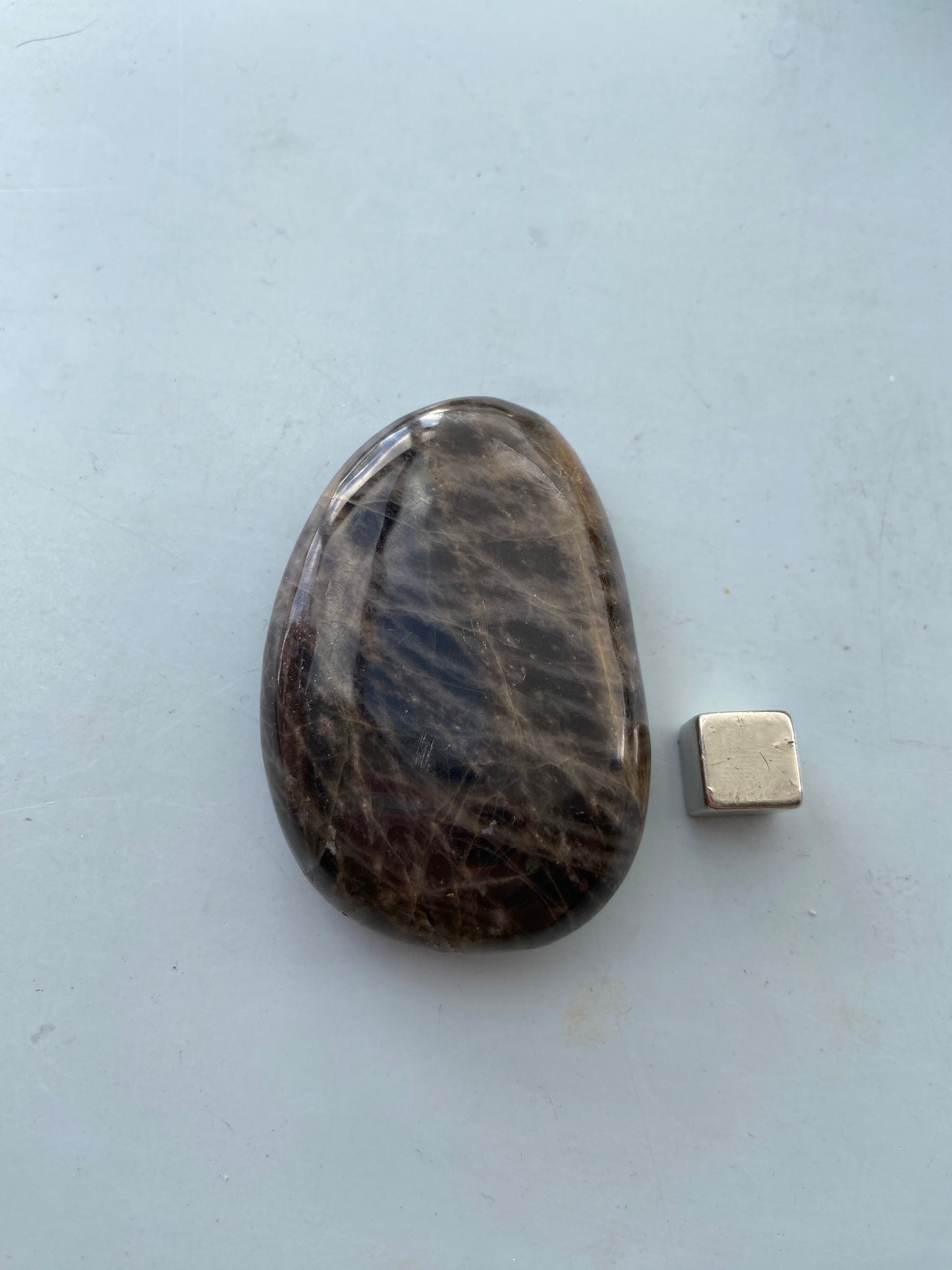 Månesten – bringer følelsesmæssig klarhed, ro og blid indre balance.