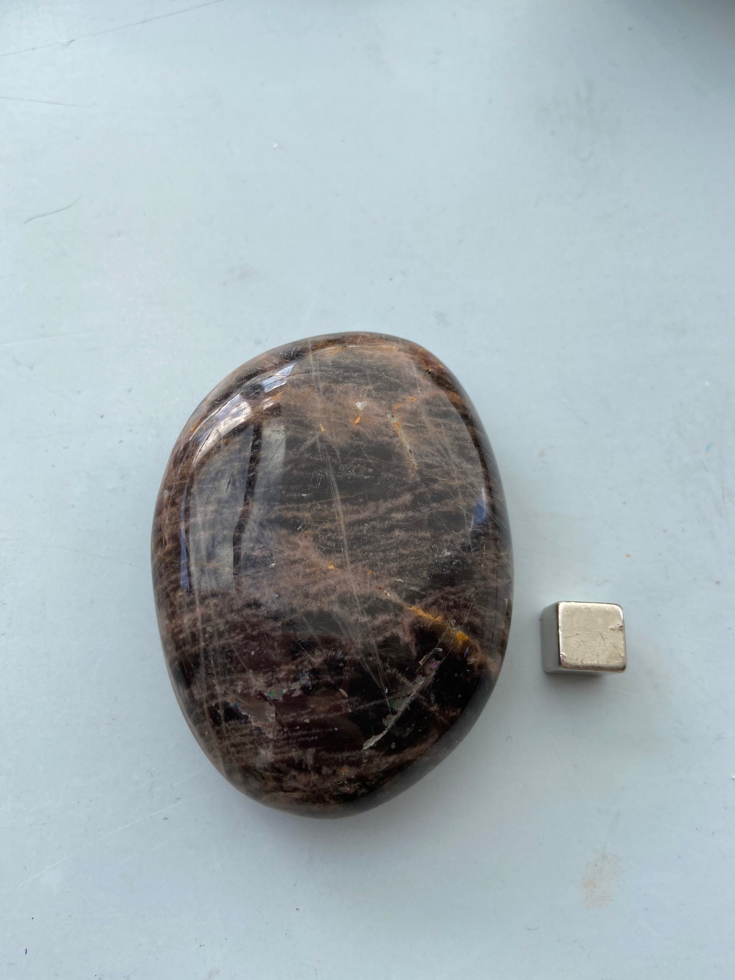 Månesten – giver indre ro, tryghed og en stabiliserende energi.