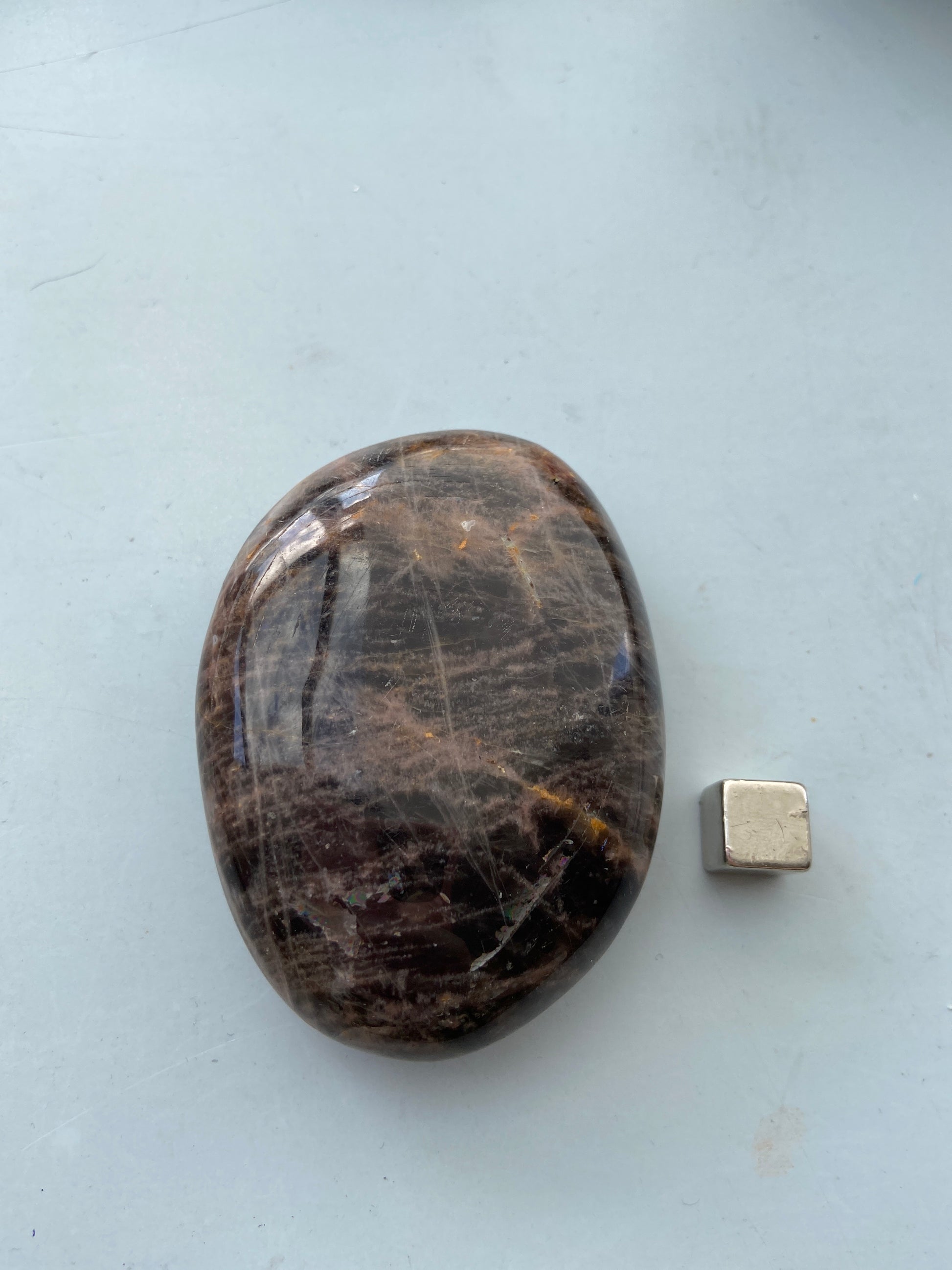 Månesten – giver indre ro, tryghed og en stabiliserende energi.