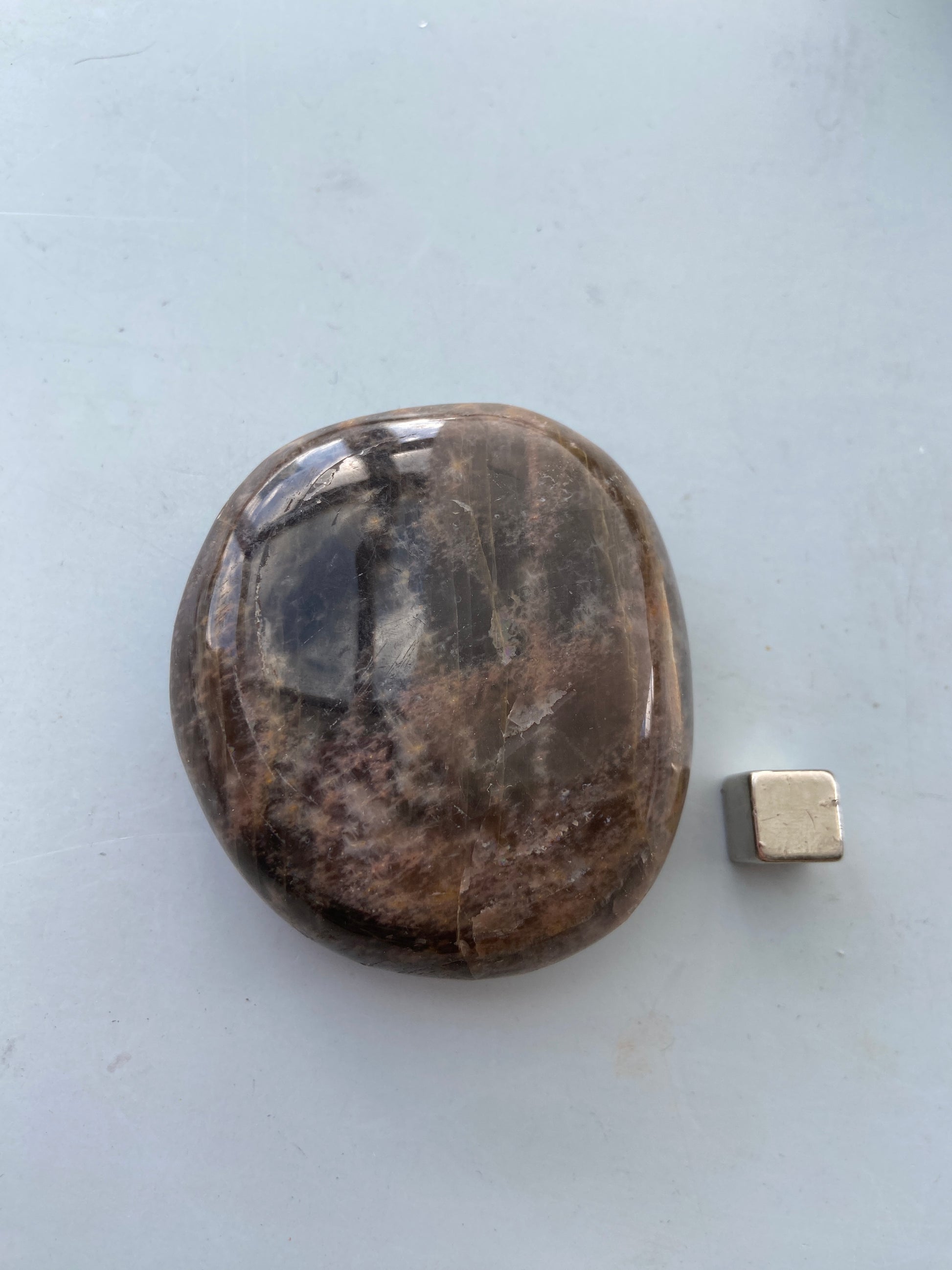 Månesten – støtter dig gennem forandringer med balance og selvomsorg.