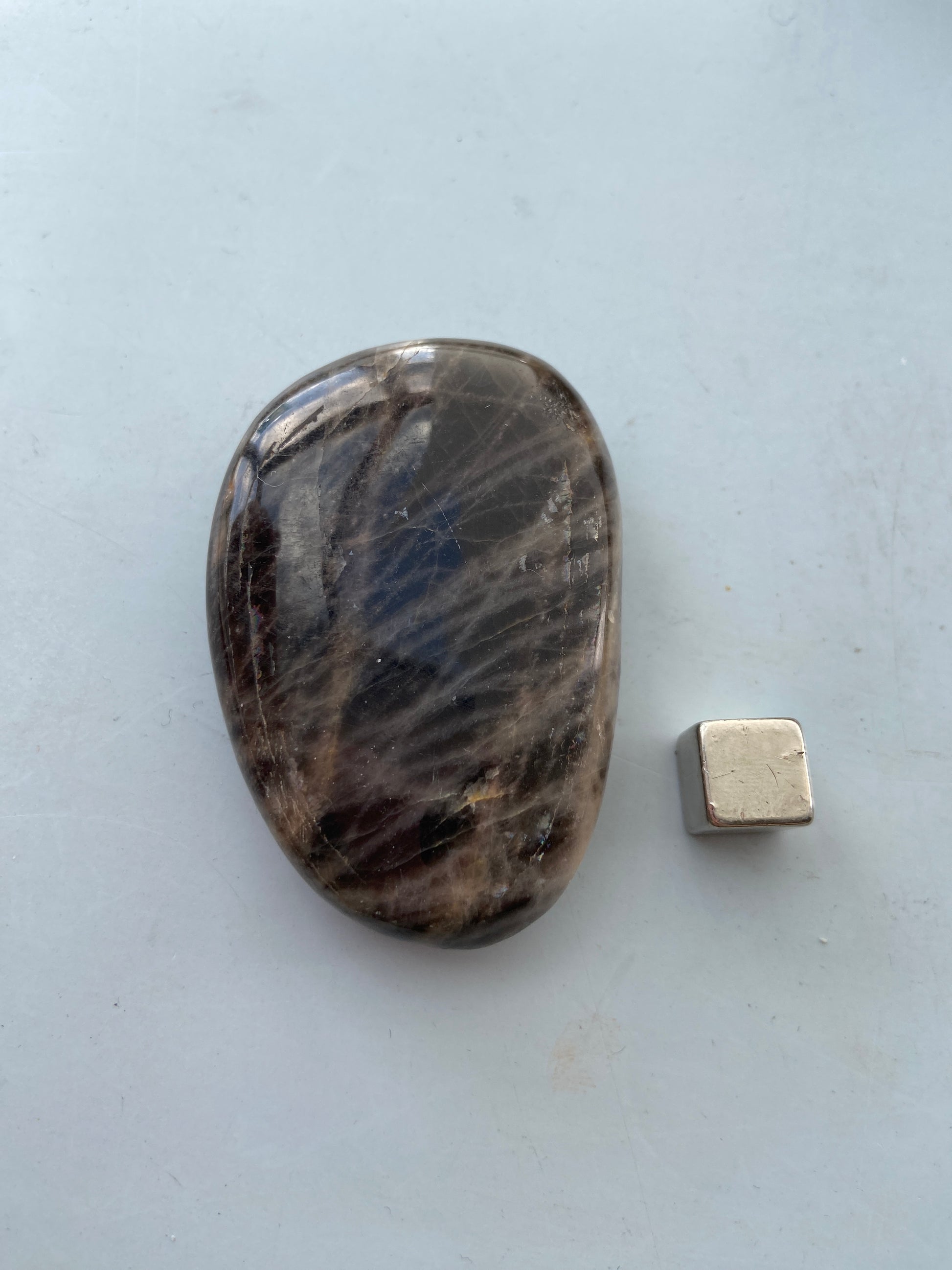 Månesten – styrker intuition og forstærker blød, feminin energi.